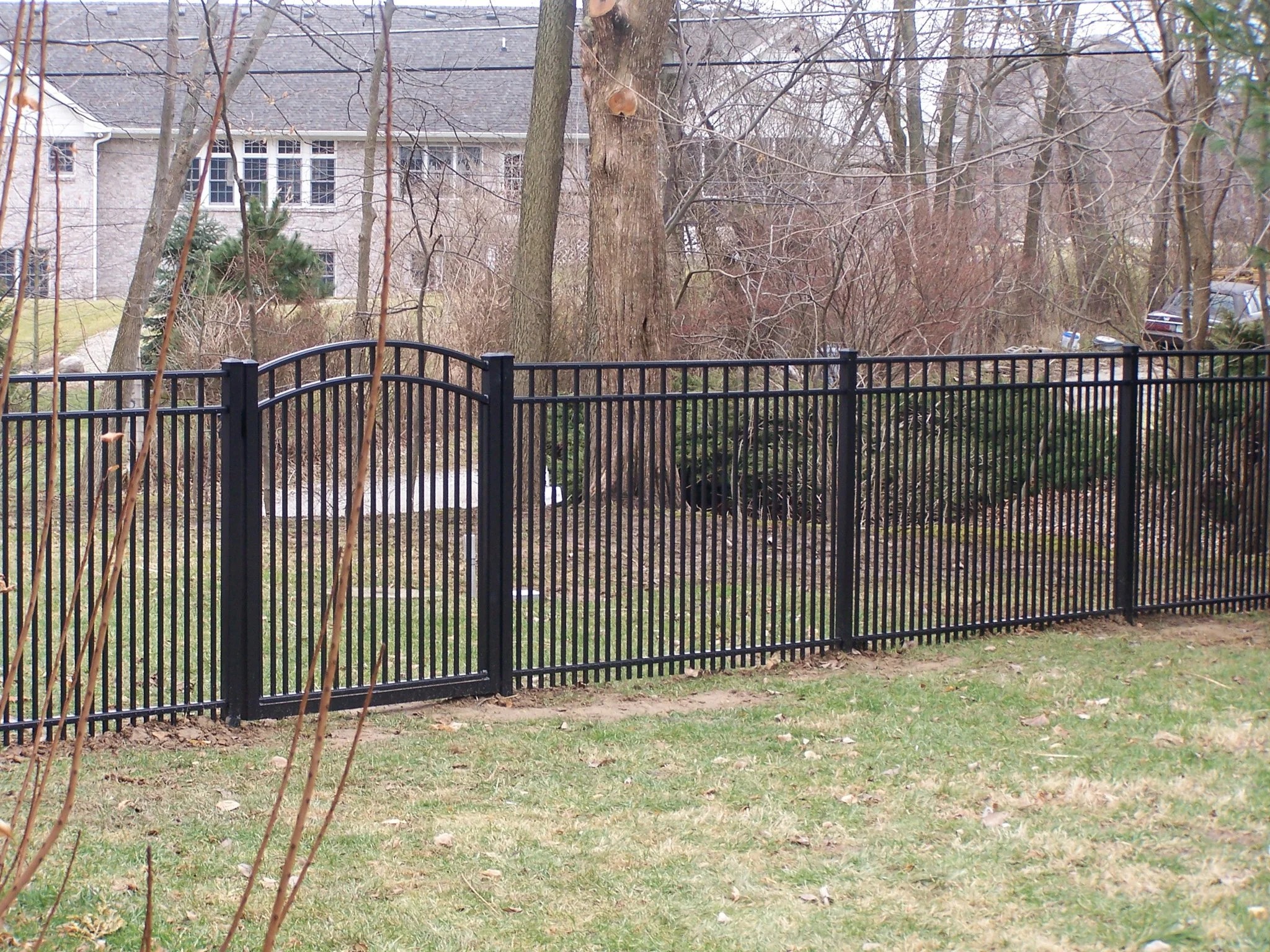 4' Custom Gates-Closed-Alternating Tight-Aluminum-106.jpg