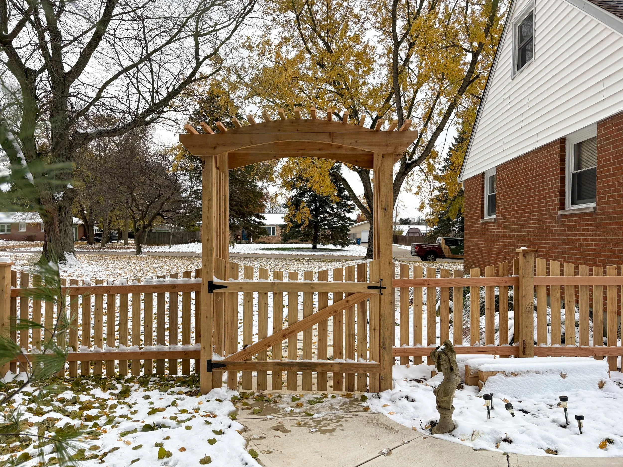 4'-Picket-Cut Scallop-Cedar-324.jpg