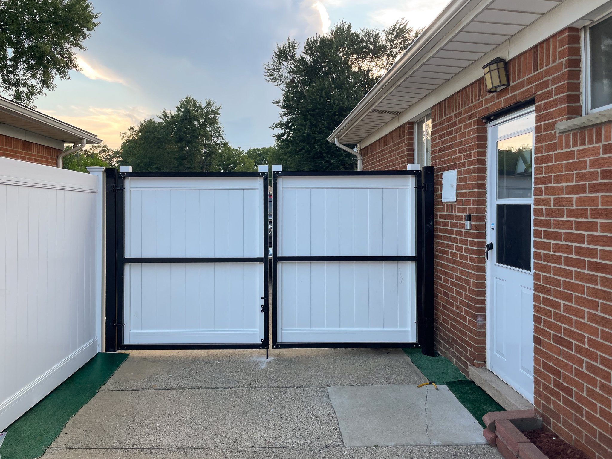 6' Custom Gates-Privacy-Traditional-Vinyl-123.jpg