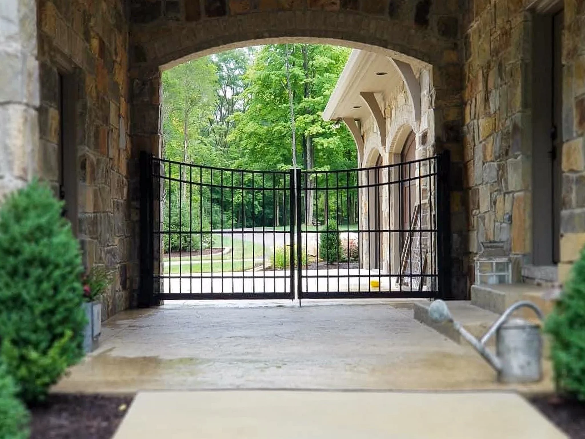 6' Custom Gates-Closed-Scallop-Aluminum-117.jpg