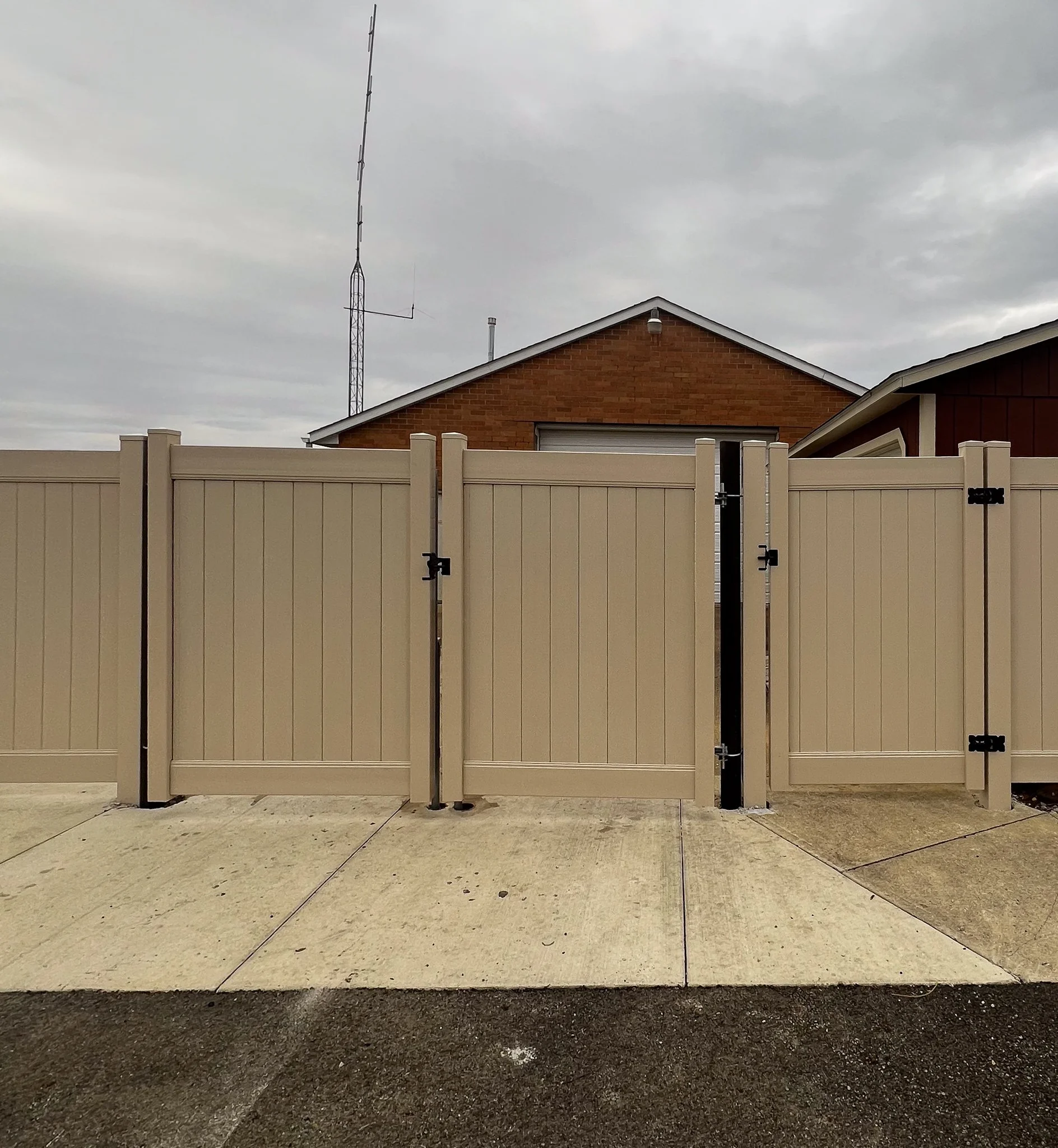 6' Custom Gates-Privacy-Traditional-Vinyl-114.jpg