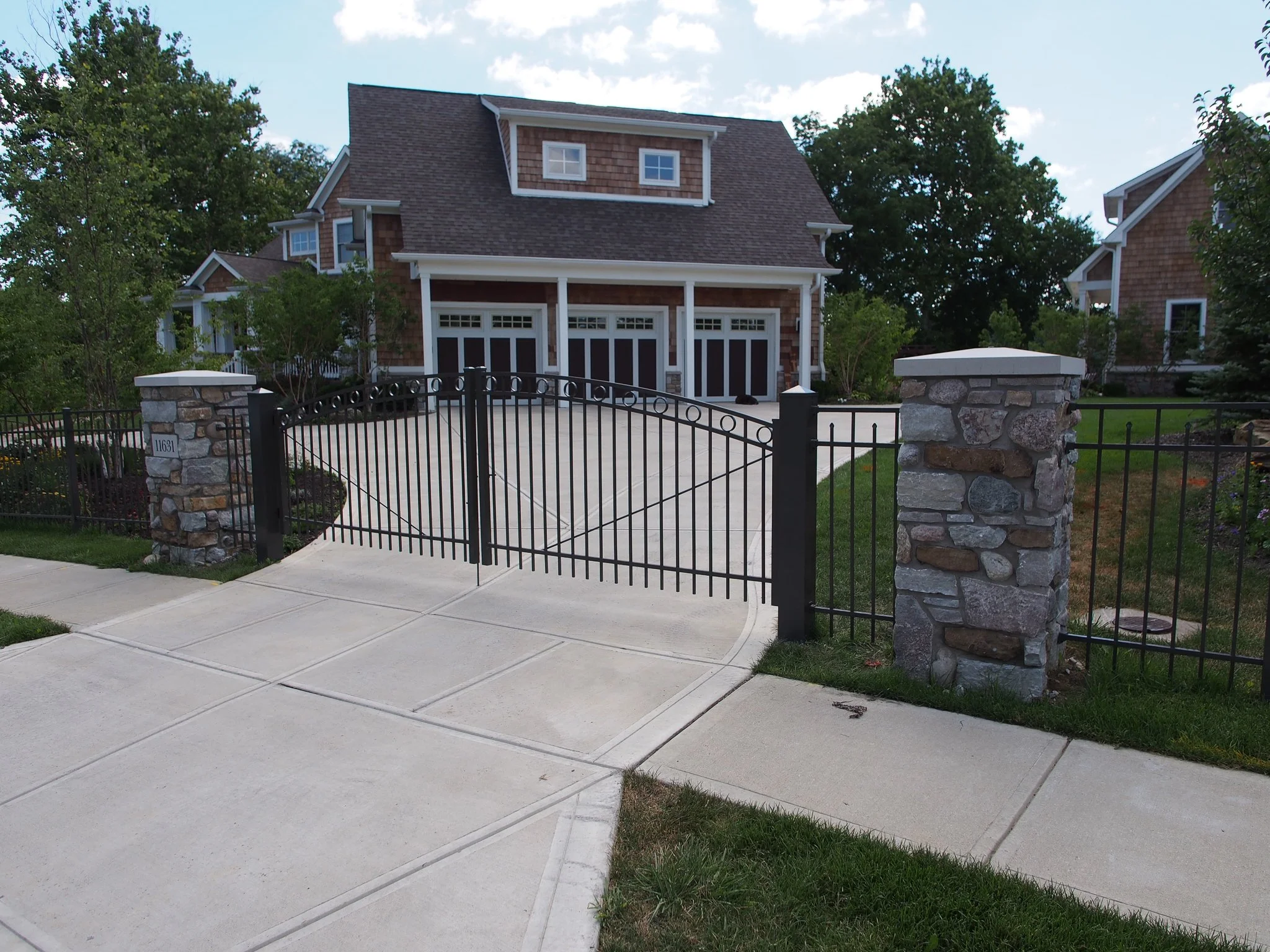 4' Custom Gates-Closed-Alternating-Aluminum-108.jpg