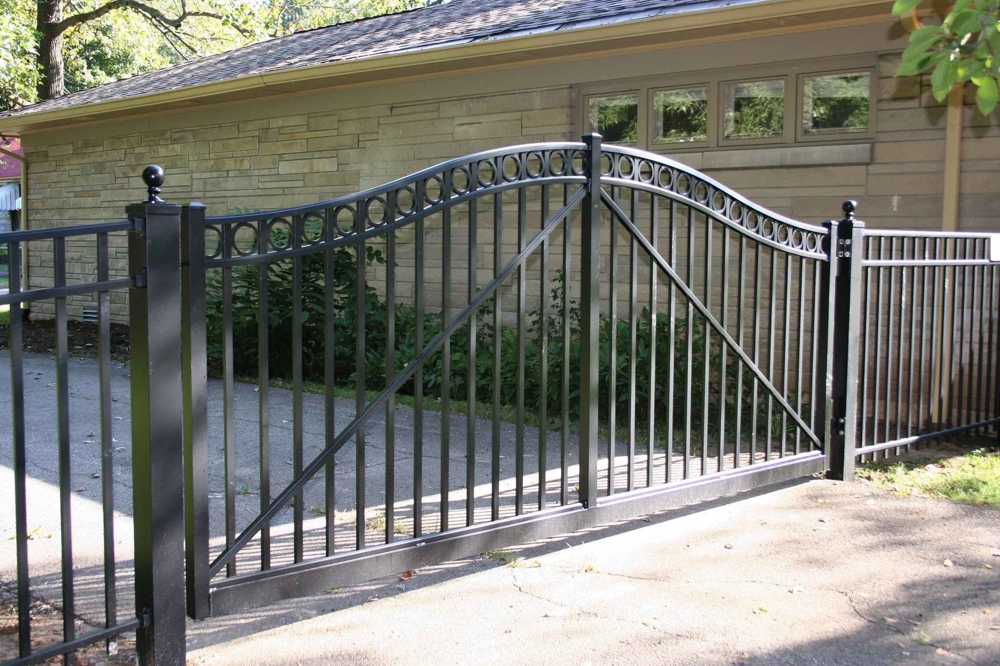 4' Custom Gates-Closed-Straight-Aluminum-104.jpg
