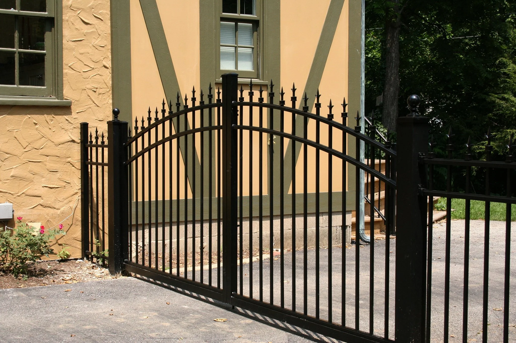 4' Custom Gate-Open-Alternating-Aluminum-107.jpg