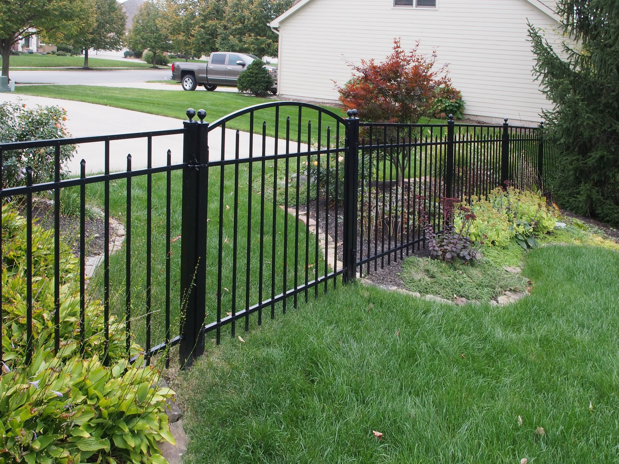 4' Custom Gates-Closed-Alternating-Aluminum-102.jpg