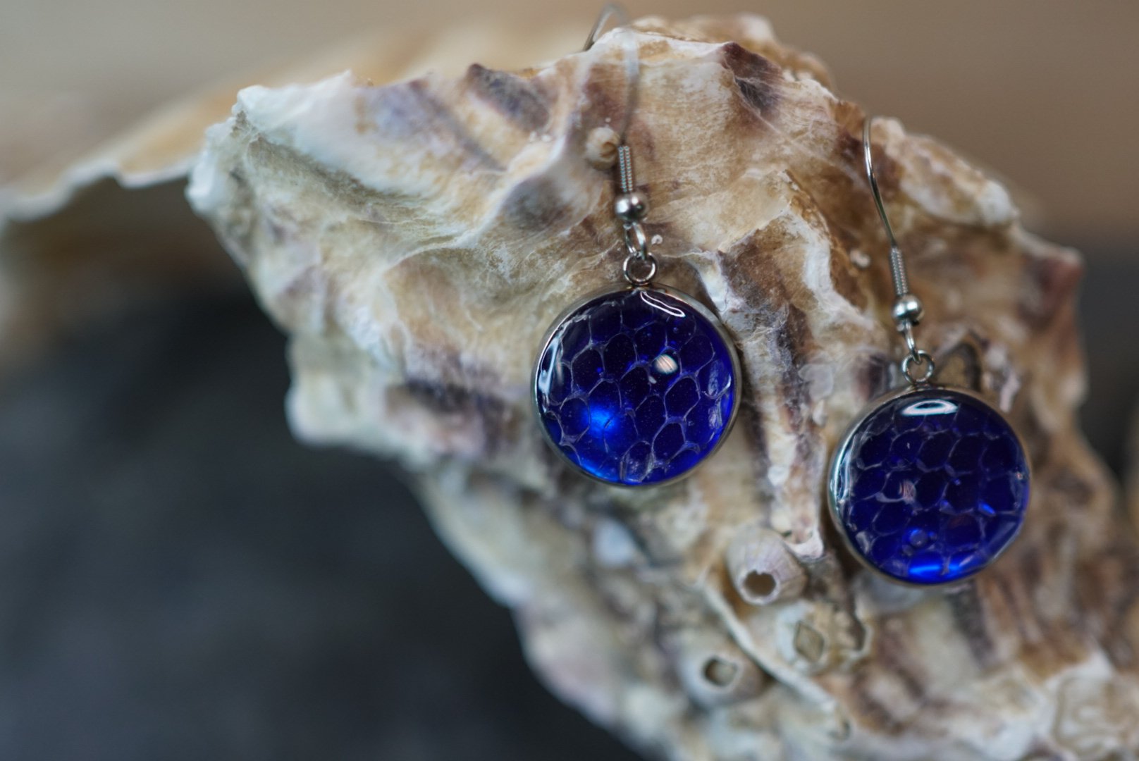 Náušnice ze svléklé kůže Užovky červené s modrou pryskyřicí