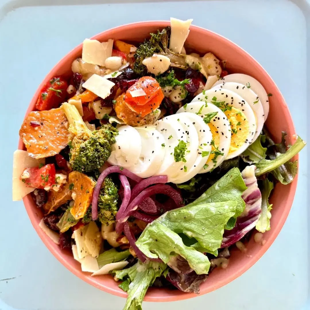 This week's salad is loaded with roasted veggies and a whole lotta love 💖