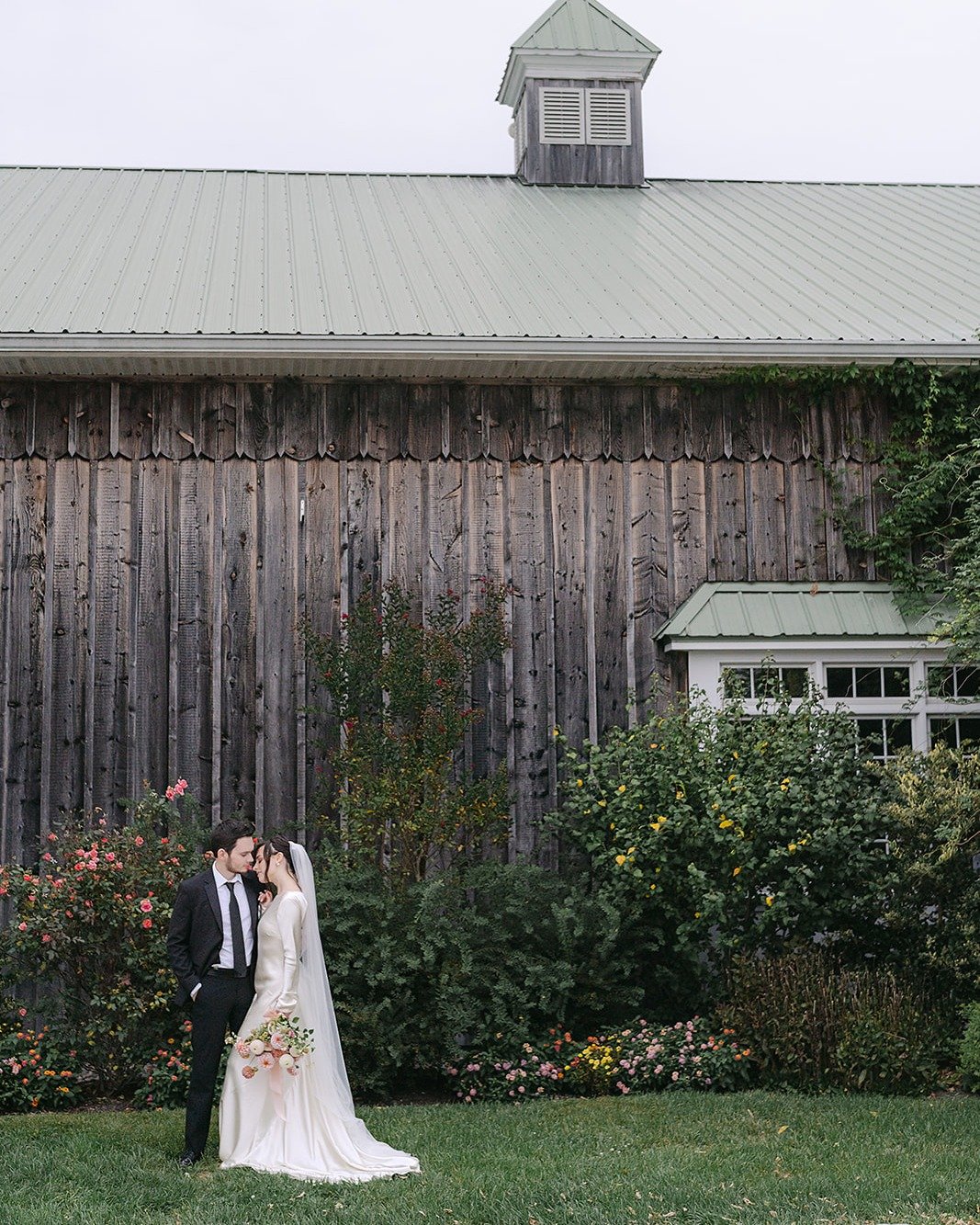 Leaves are falling, love is calling&hellip; we can&rsquo;t stop picturing dreamy fall weddings in Cape May!

#capemaywedding #fallwedding #wedding #photoshoot #married #groom #bride #capemay #fallincapemay #fallwedding #florals 

Florals: @saltyrosef