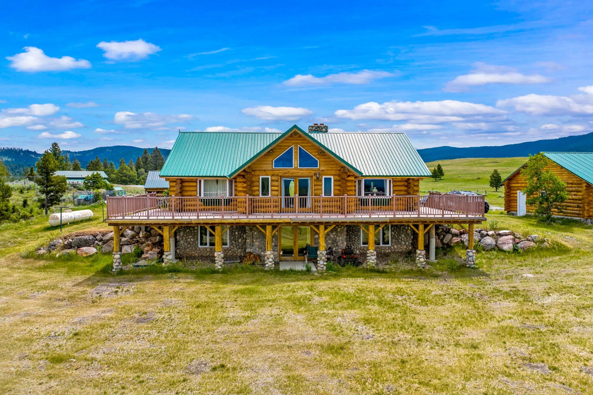 Luxury Log Home In Montana.jpg