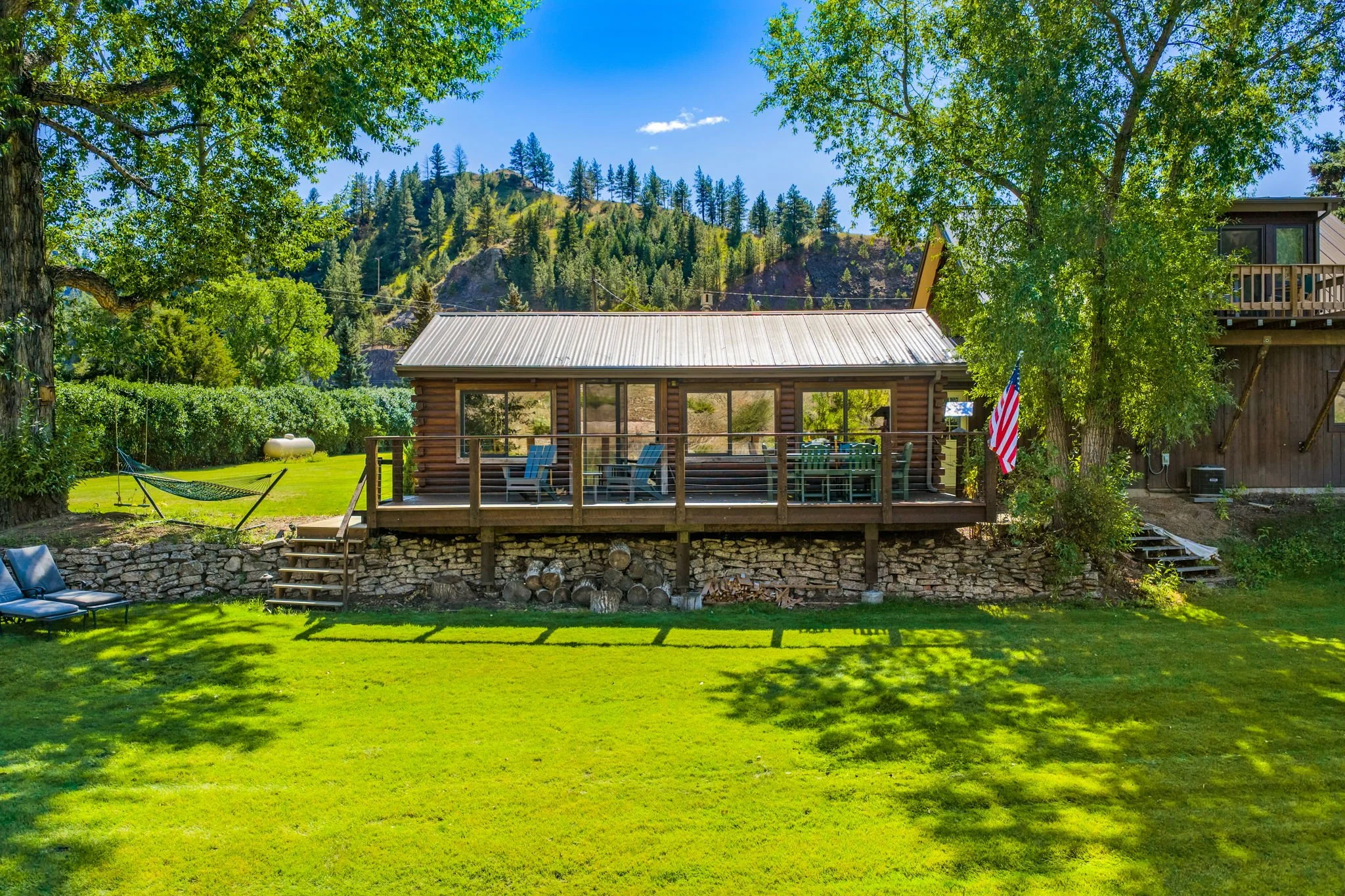 missouri-river-cabin-fishing-retreat.jpg