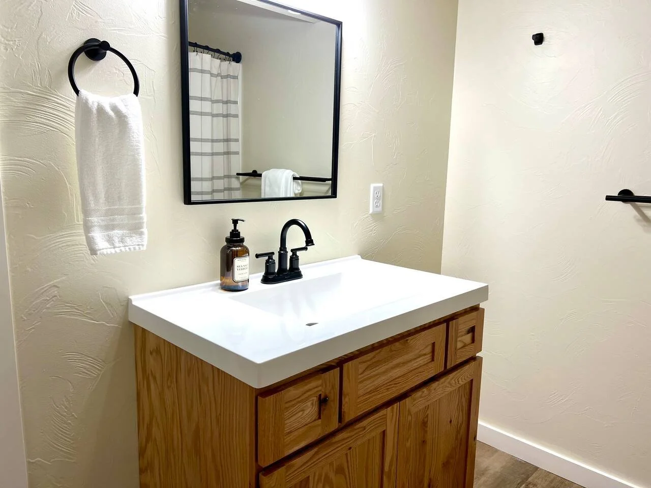 bathroom in montana of rental house.jpeg