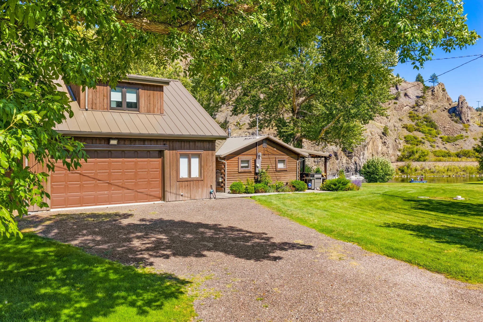 montana-cabin-living-room-family-retreat.jpg