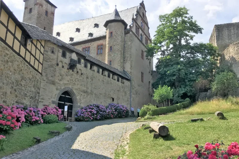 Burg-Kronberg-Burgaufgang1-Ausschnitt.webp