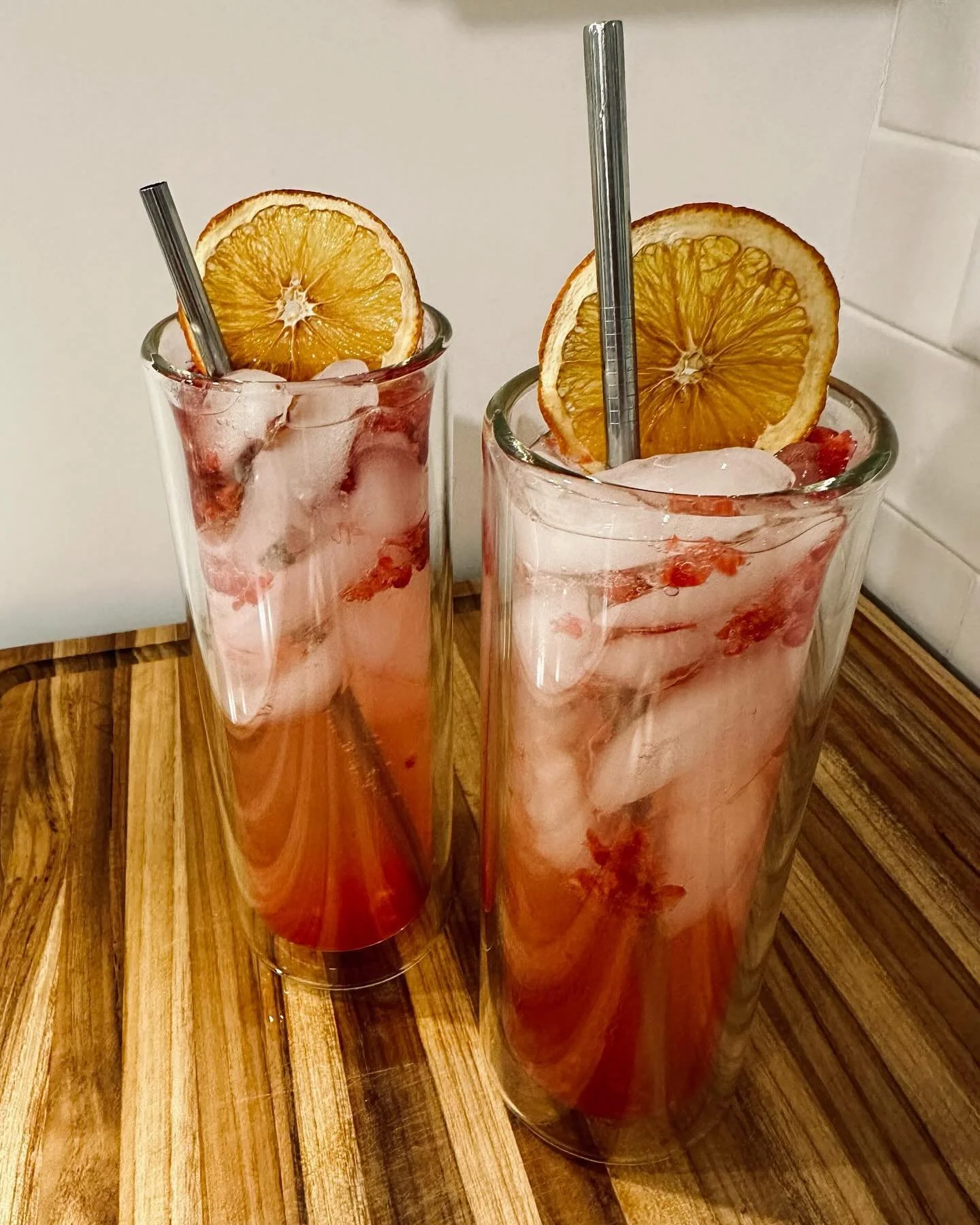 Welcoming in the new year with an orange mint soda with muddled raspberries! This is a quick and easy one - simmer dried mint and dried oranges in equal parts water and sugar, then muddle the syrup with raspberries and slowly combine with bubbles. Ga