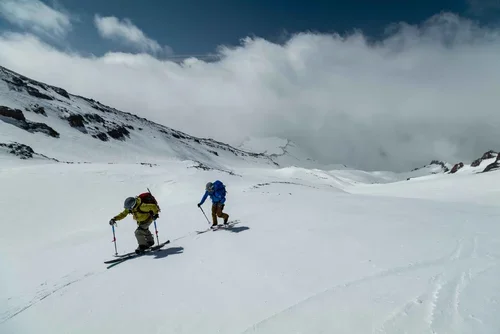 Advanced ski touring and splitboarding in the high alpine of Mount Shasta