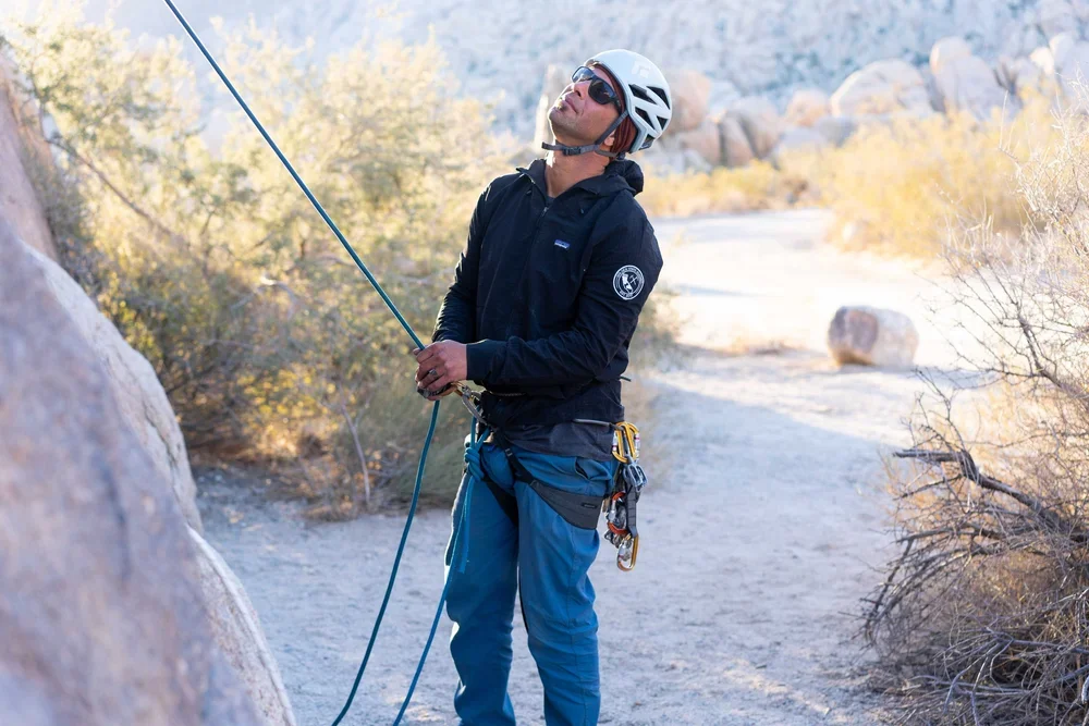 Outdoor climbing course in Joshua Tree with professional mountain guides