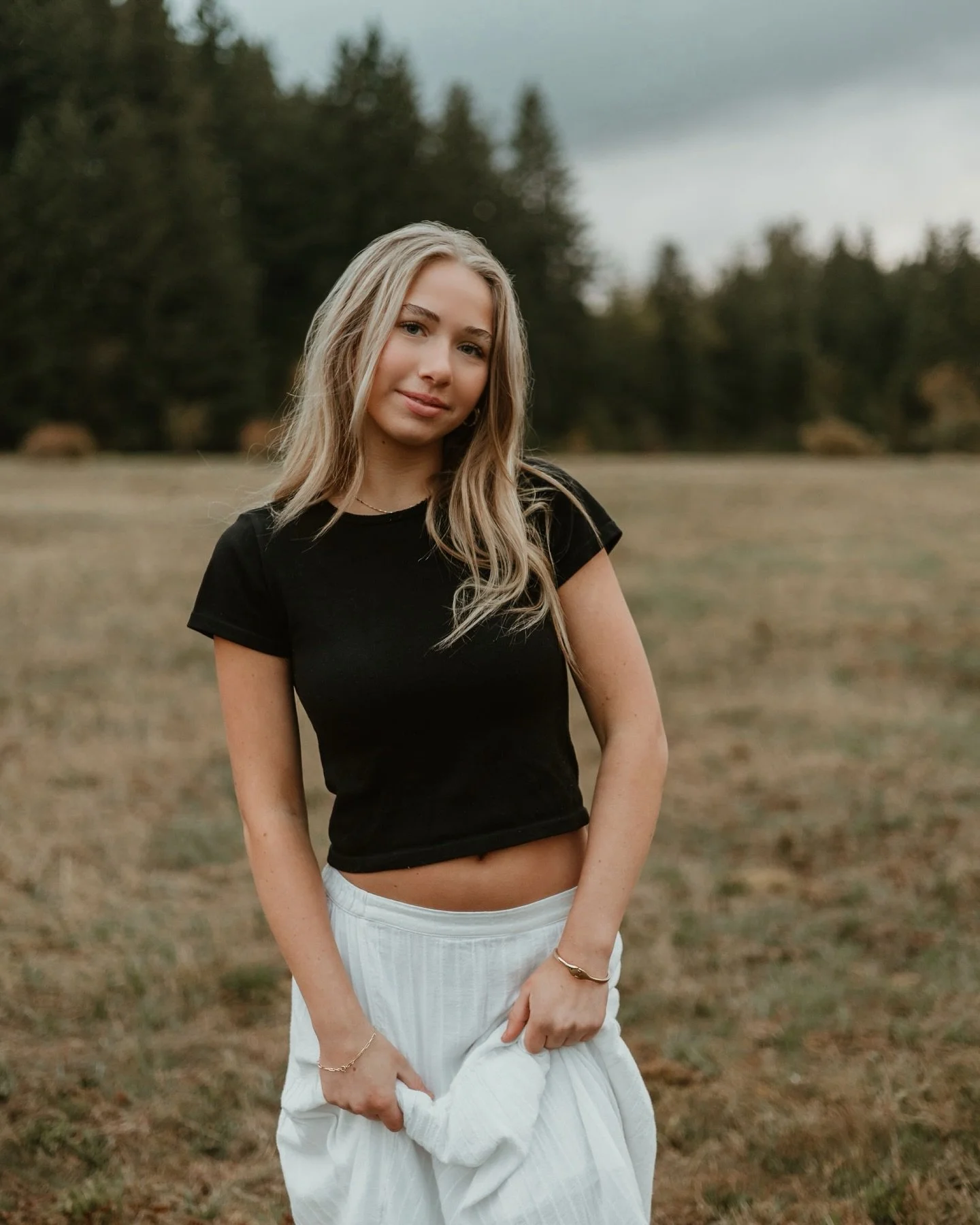 2027 SENIORS! It&rsquo;s time to start planning for your senior photos. If you are wanting wildflowers in your photos you actually want to take those in the spring of this year. If you want that golden hour glow, you&rsquo;ll want that in summer time