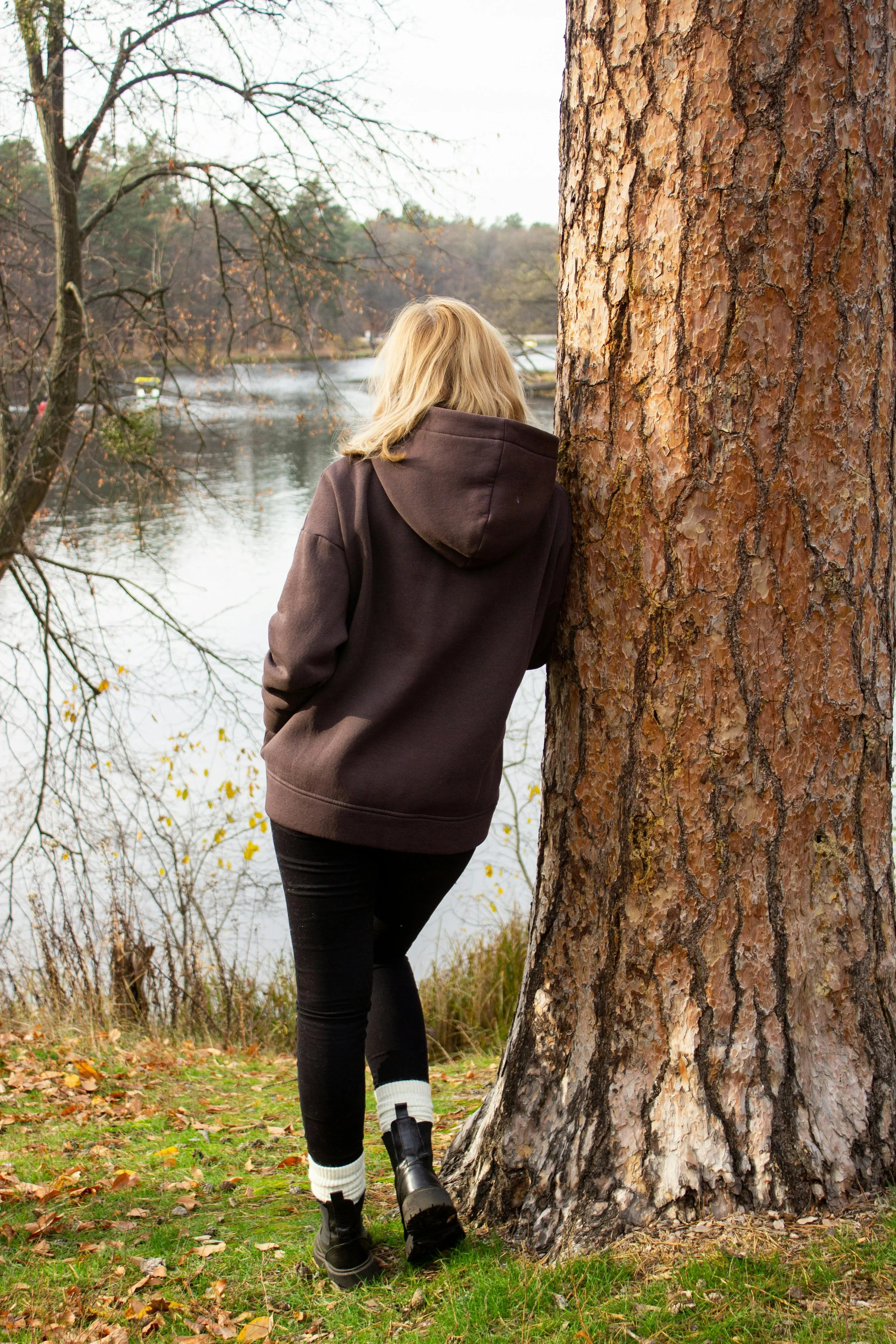 Women standing outside and leaning on a tree