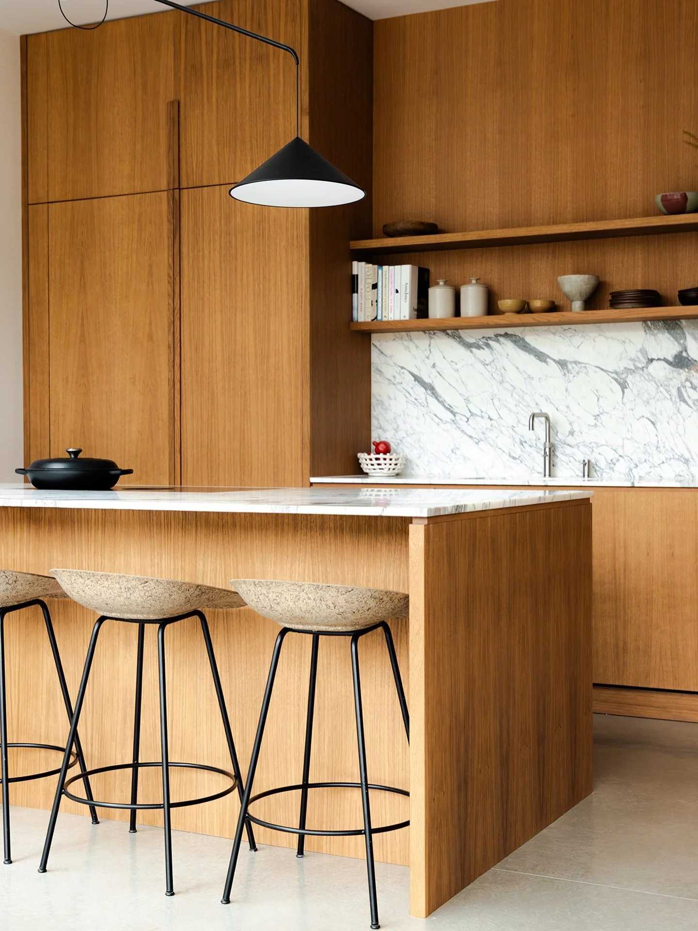 The &lsquo;Floor-to-Ceiling&rsquo; Kitchen

Scandi-inspired, solid &amp; veneered oak, barely-there handles. A kitchen design to breathe. 

Full project gallery at the link in our bio

#scandikitchen #oakkitchen #minimalkitchen #londoninteriors #besp