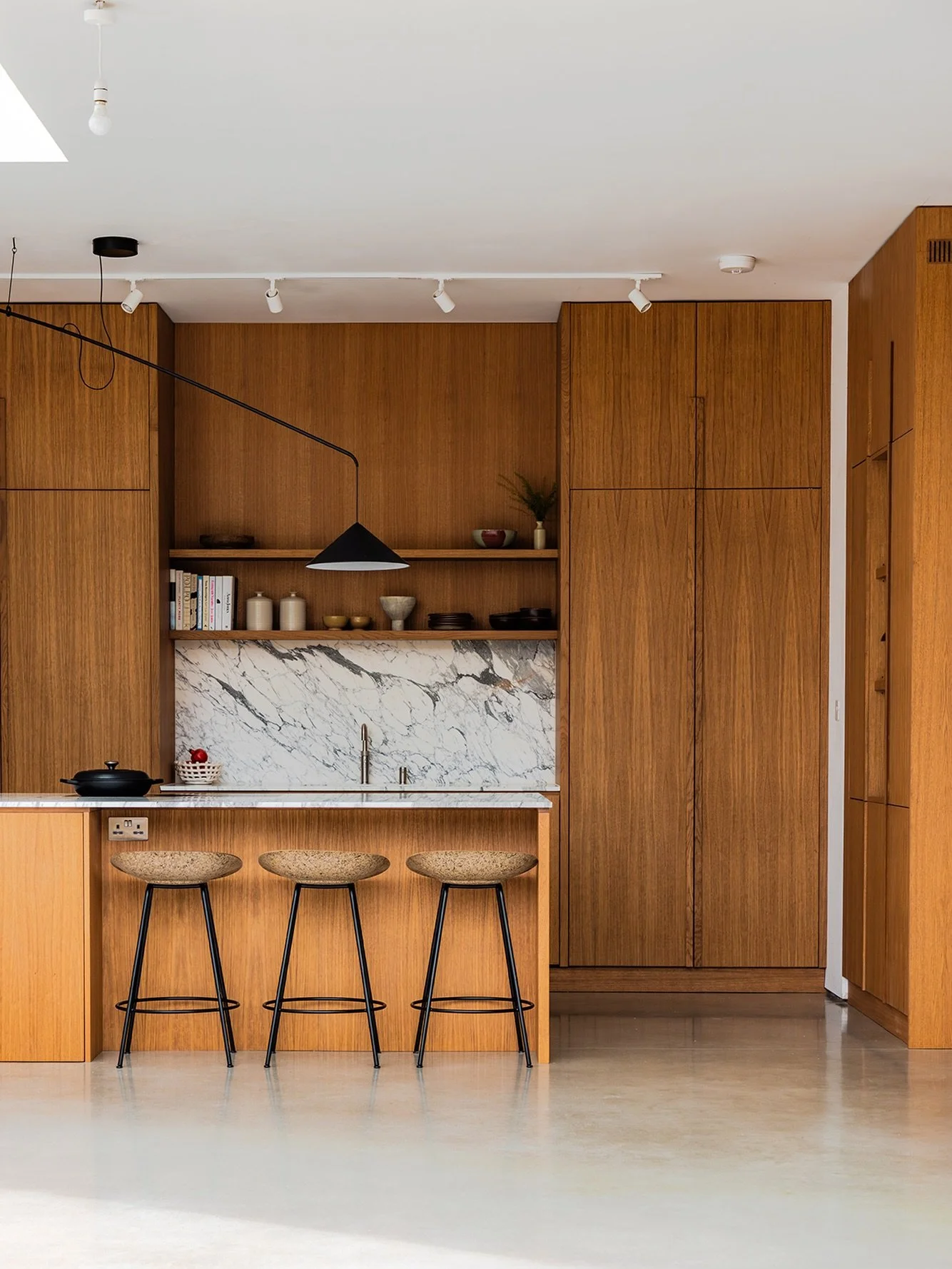 Walking you around our &lsquo;Floor-to-Ceiling&rsquo; Kitchen. Solid oak &amp; veneered doors, birch plywood carcasses, seamless handle free doors - every detail chosen carefully. This is what bespoke looks like when the brief says &lsquo;calm&rsquo;