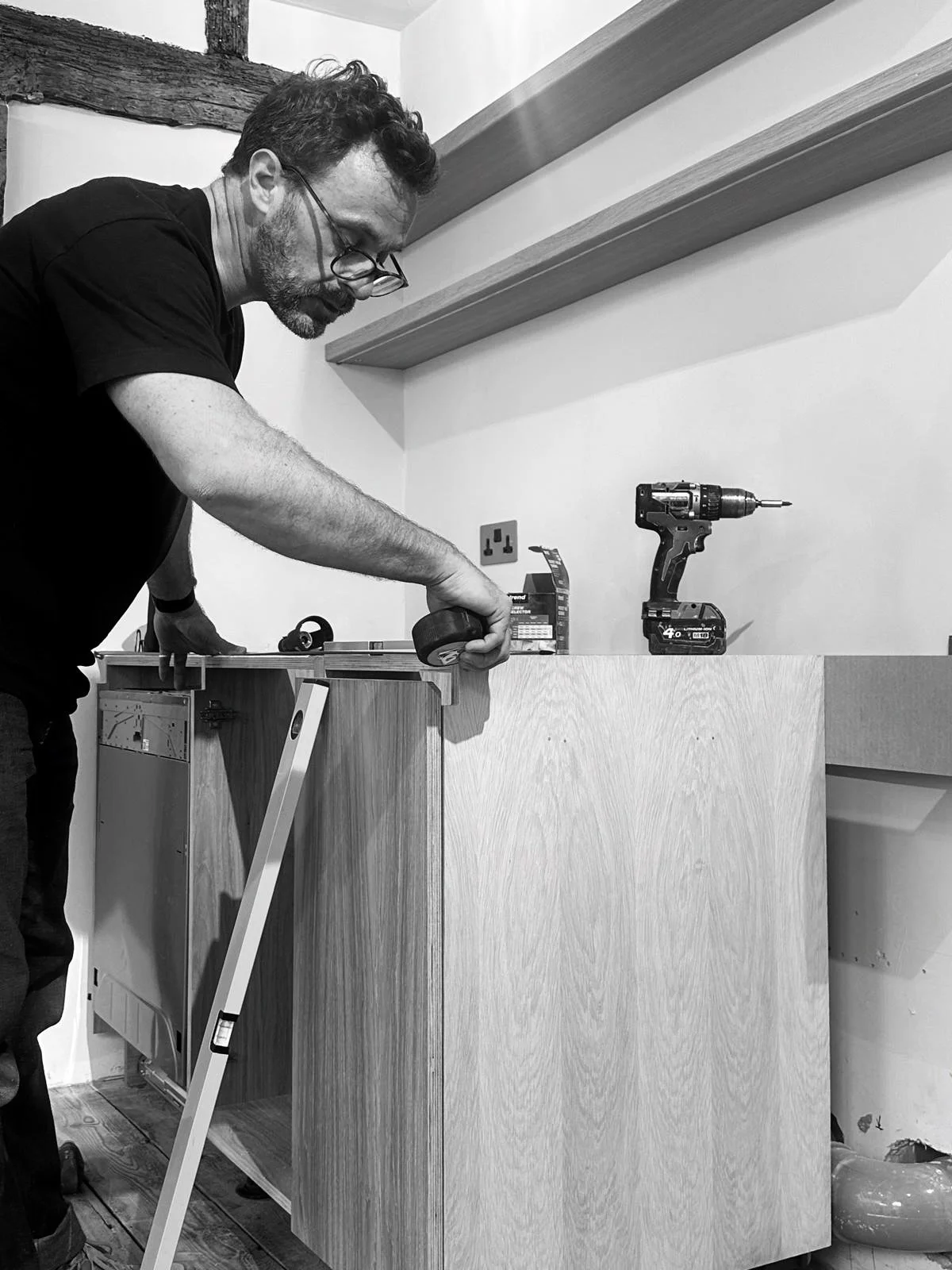 Showroom Update

The team (plus some additional 4-legged assistants) have been busy starting to fit out our showroom space this week. Our signature carcasses in crown cut oak veneer and birch plywood. Solid oak floating shelves. Appliances from @miel
