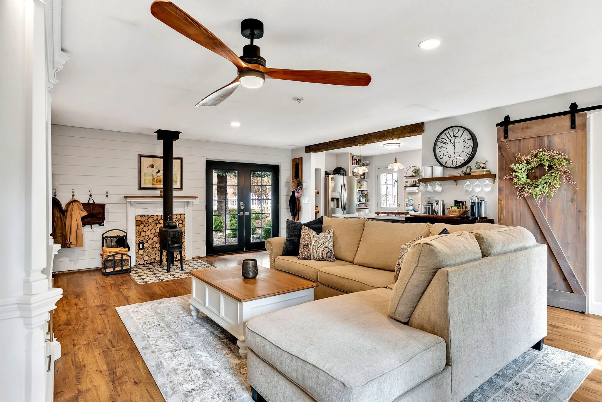 Cozy cottage-style living room design in Bayview Idaho with warm wood floors, custom built-ins, and layered neutral furnishings.