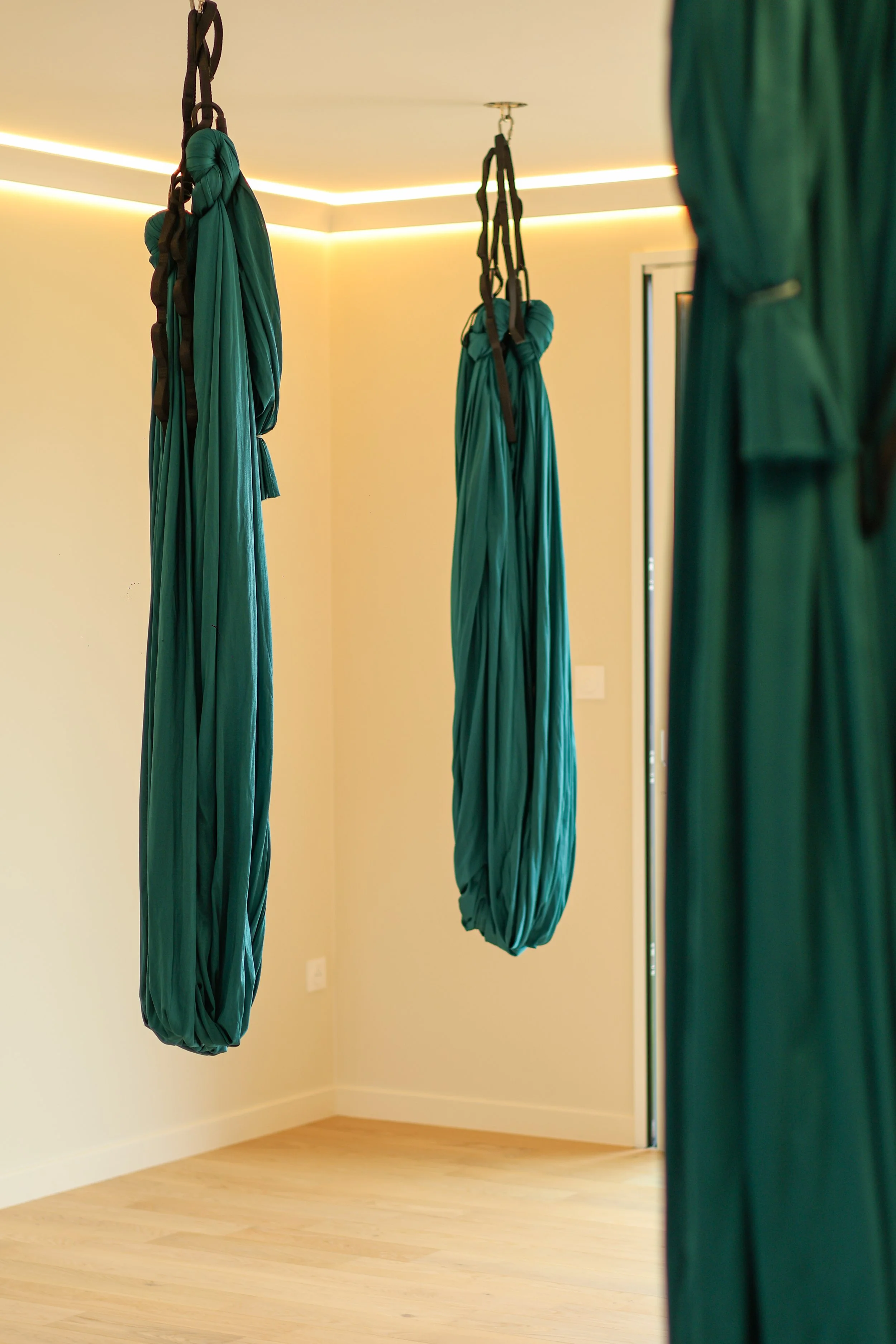  3 tissu bleu vert dans un espace de pratique 