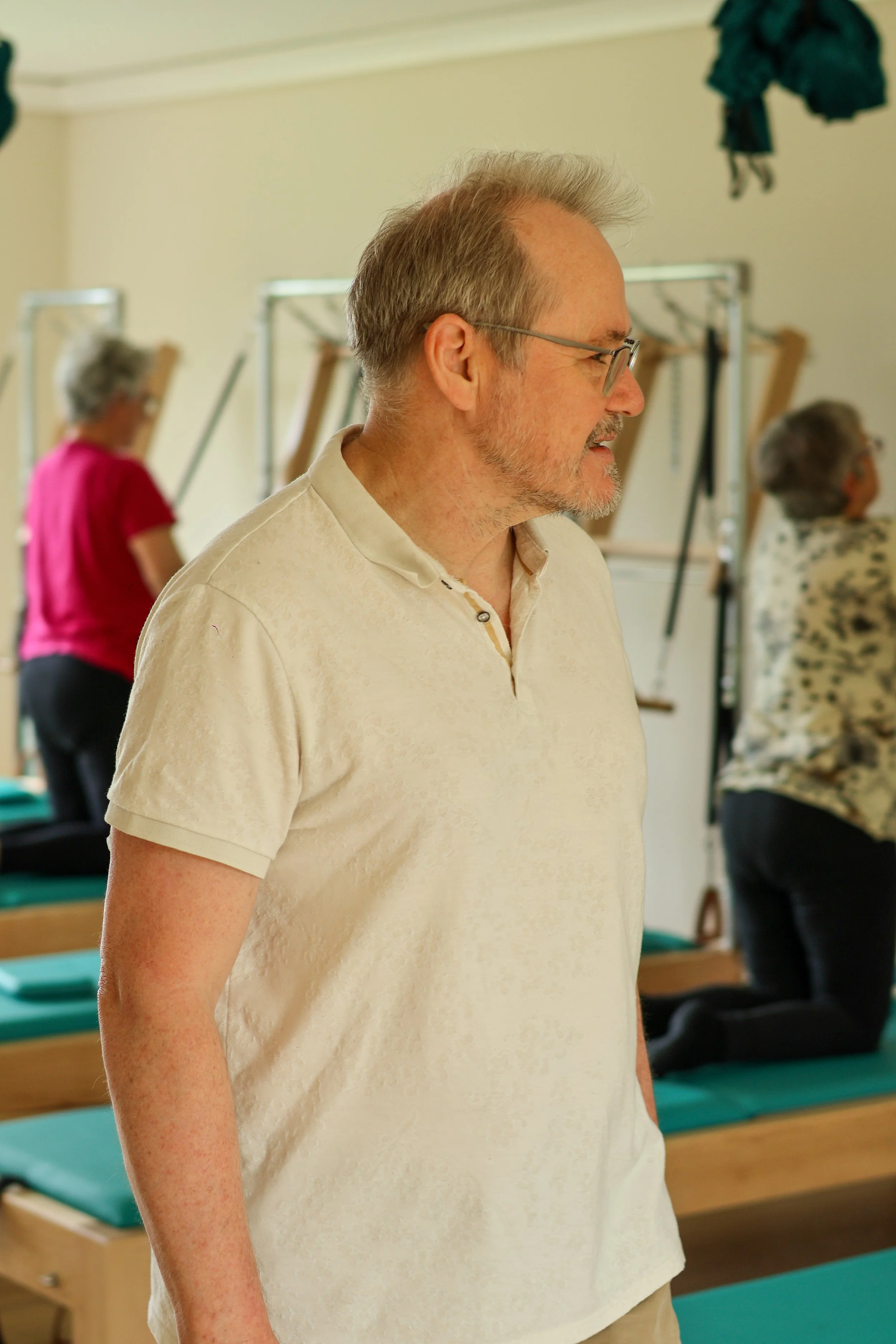enseignant en pilates dans une pièce lumineuse au moment du cours 
