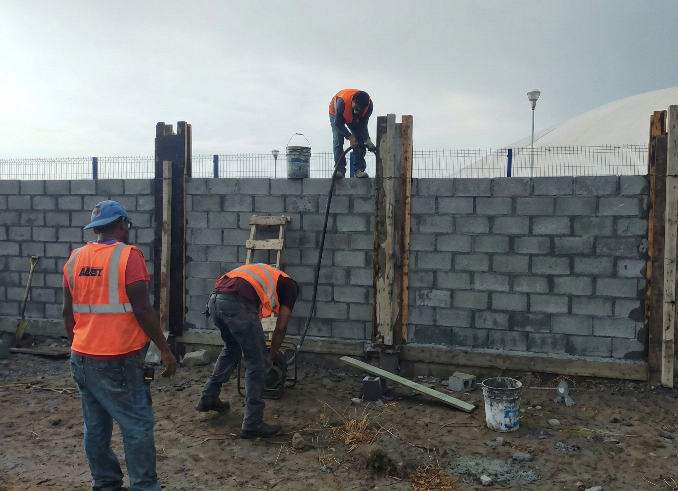 Ladrillo vs. Block: ¿Cuál elegir para construir en Monterrey en 2026?