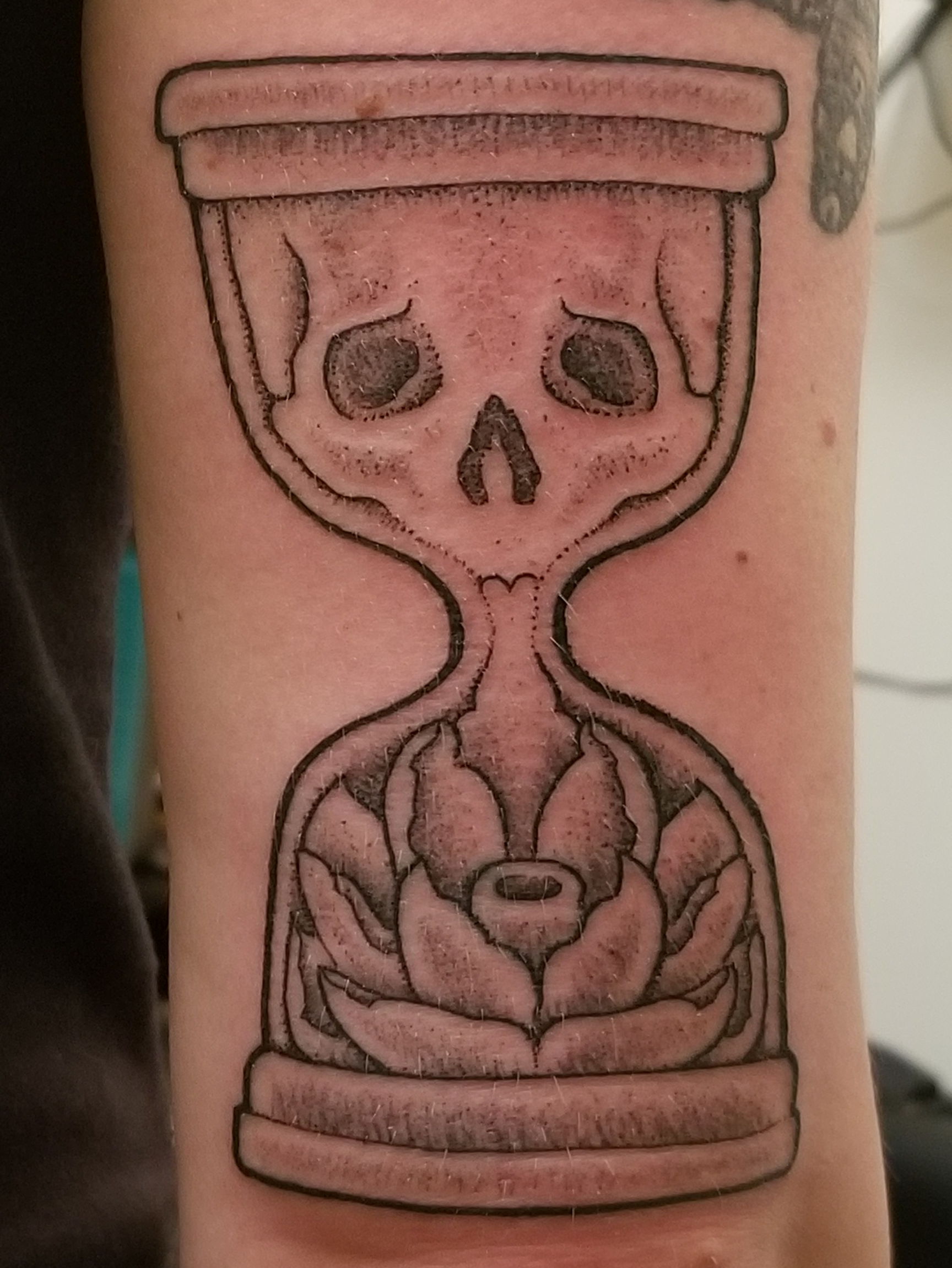 janessa arm hourglass.png