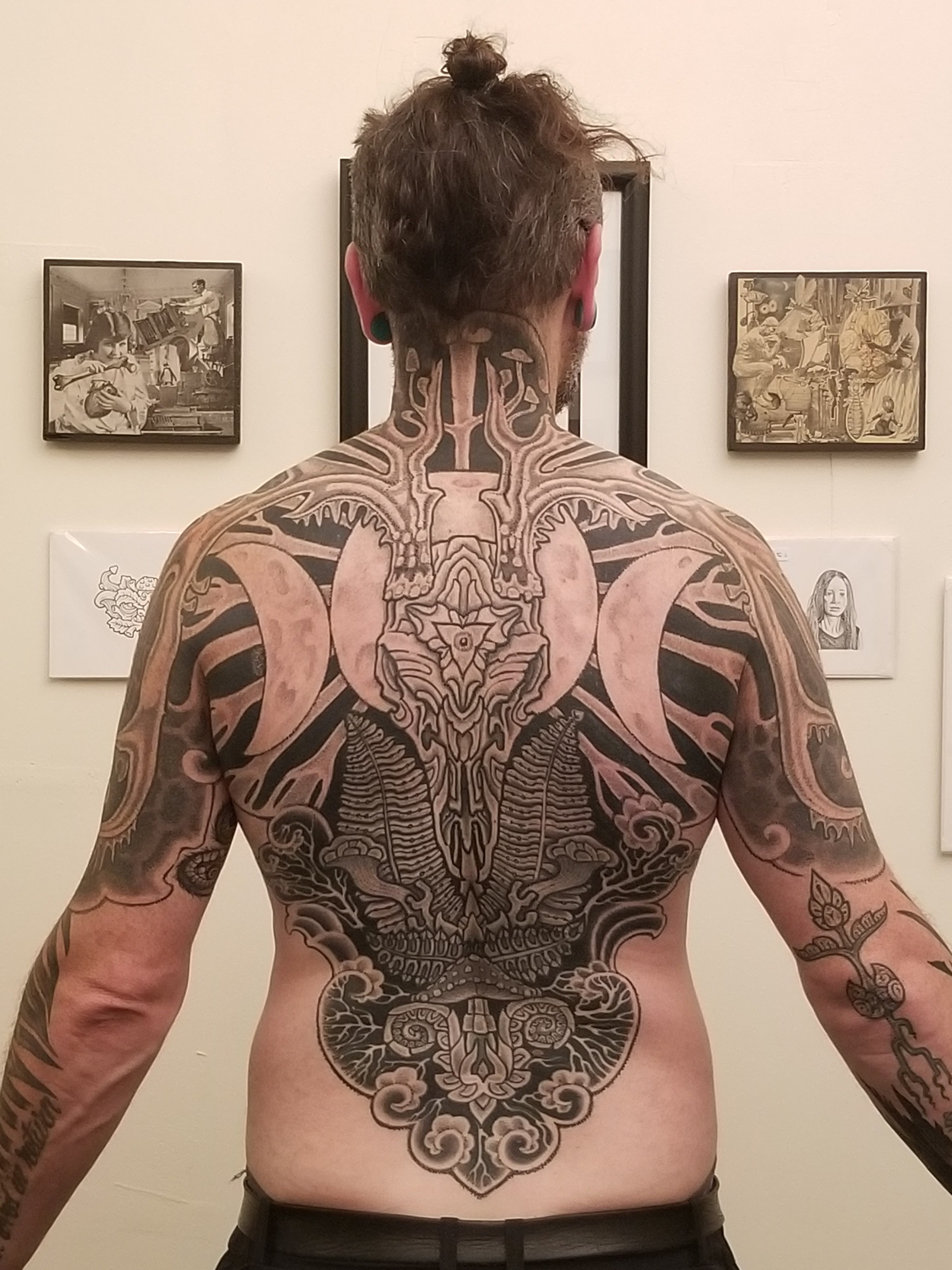 brad back arms out.png