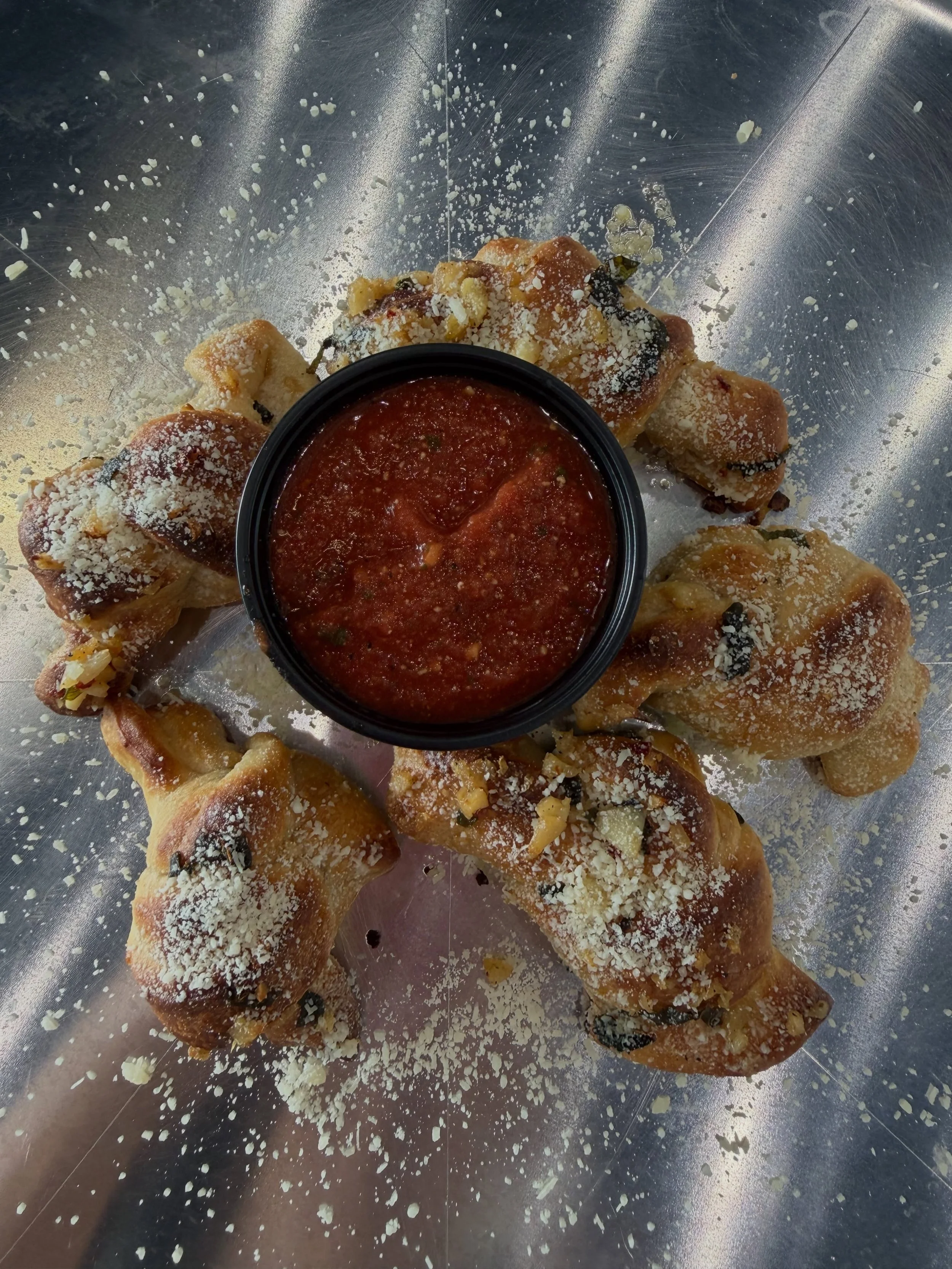 🥖🧄GARLIC KNOTS🧄🥖

Our delicious Garlic Knots just dropped! 
And they are 🔥🔥
Get them in a bundle 
3 for $6 or 6 for $9 ‼️

#holyslice #garlicknots
#foodporn #sdeats #foodiessd