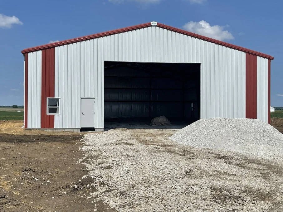Steel agricultural building for equipment storage