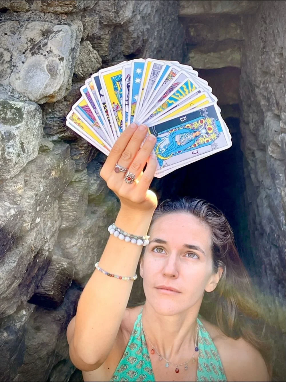 La Tarologia Evolutiva Incarnata &egrave; un metodo che ho sviluppato unendo simboli, corpo e ascolto profondo.

Non uso le carte per predire il futuro, ma per creare uno spazio di dialogo con ci&ograve; che &egrave; vivo nel presente.
Le carte diven