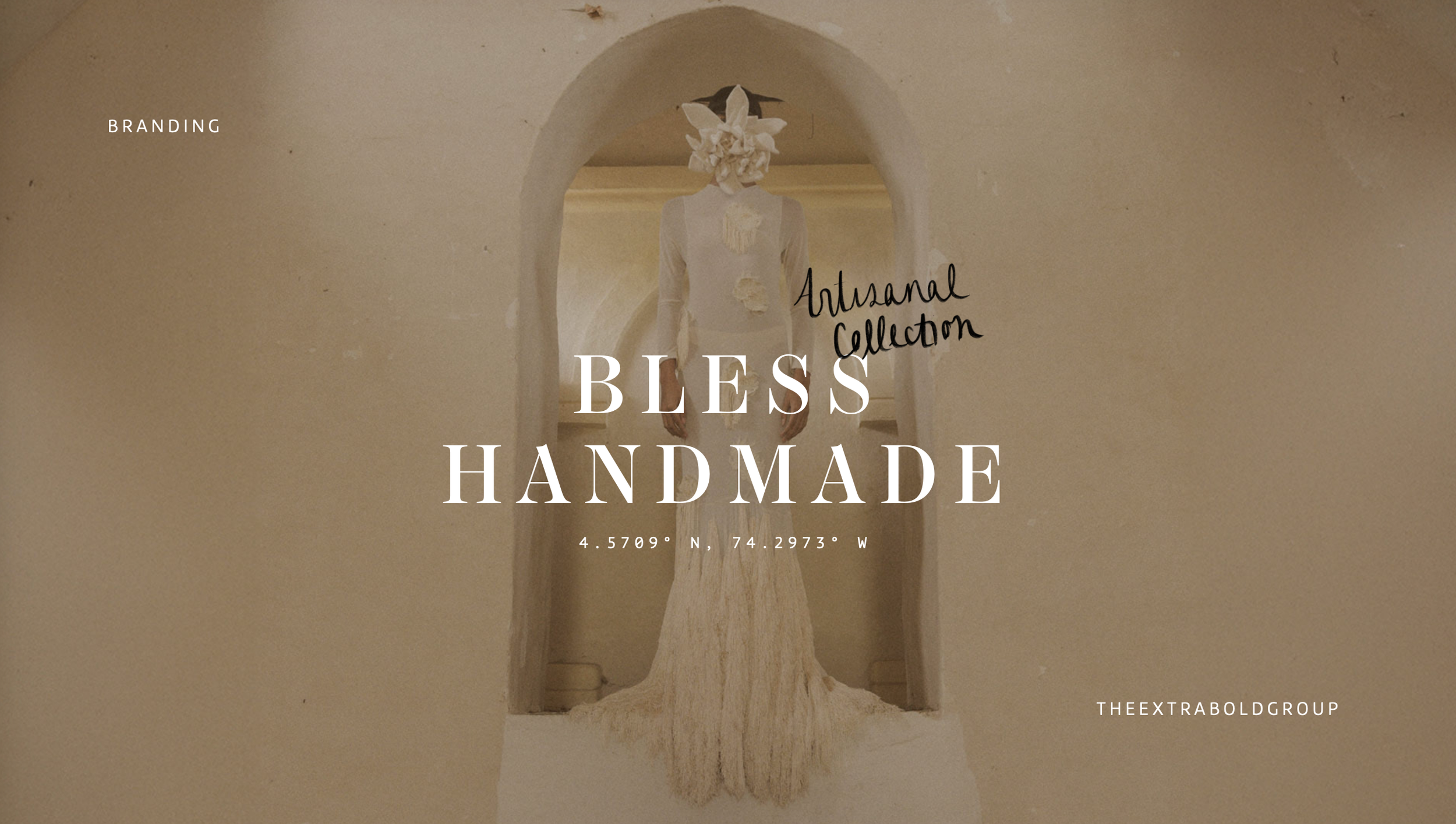Una mujer con un vestido blanco y accesorios artesanales en una pared beige, enmarcada por un arco. Texto en la imagen promociona una colección artesanal llamada 'Bless Handmade' con coordenadas y referencia a un grupo.