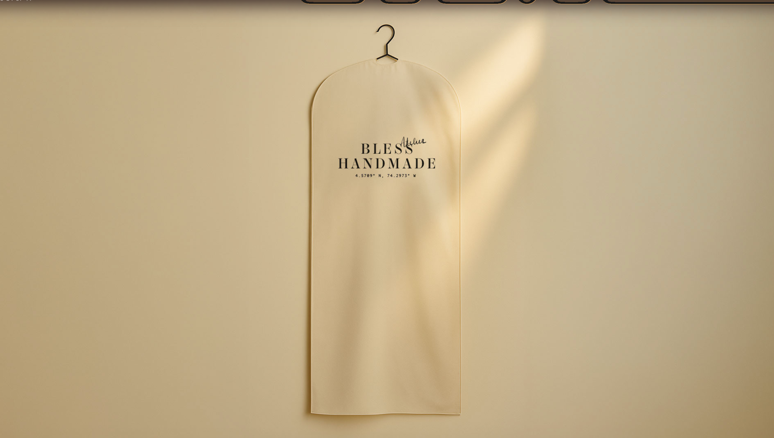 Tarjeta con el texto 'Bless Handmade' sobre fondo beige, en un ambiente luminoso con sombra en la parte derecha.