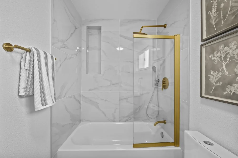 2 2  4965Kingston_Bathroom_1.JPG