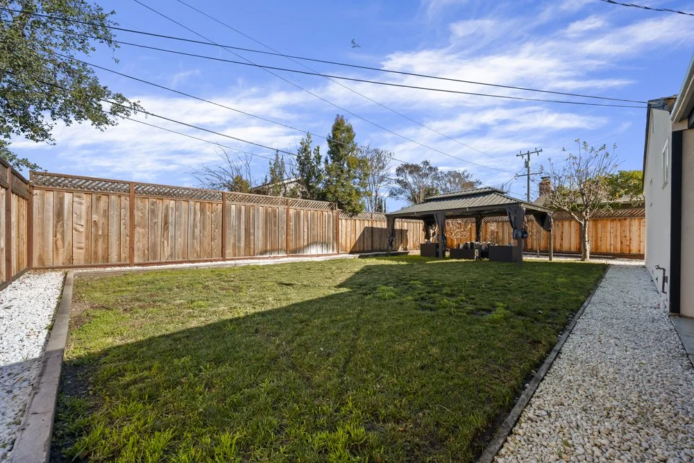 2 5 4965Kingston_Exterior_Back_5.JPG