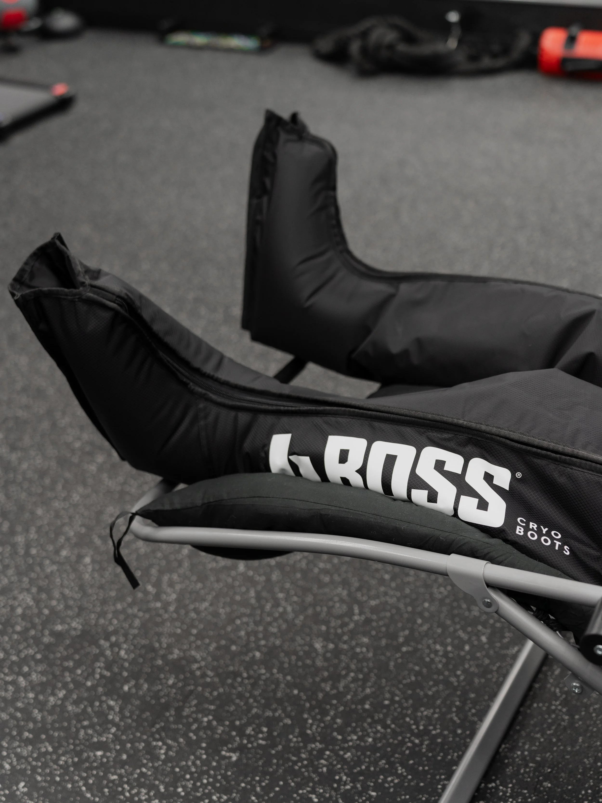 Las botas de compresión aplican presión secuencial en las piernas para estimular la circulación y el drenaje linfático.