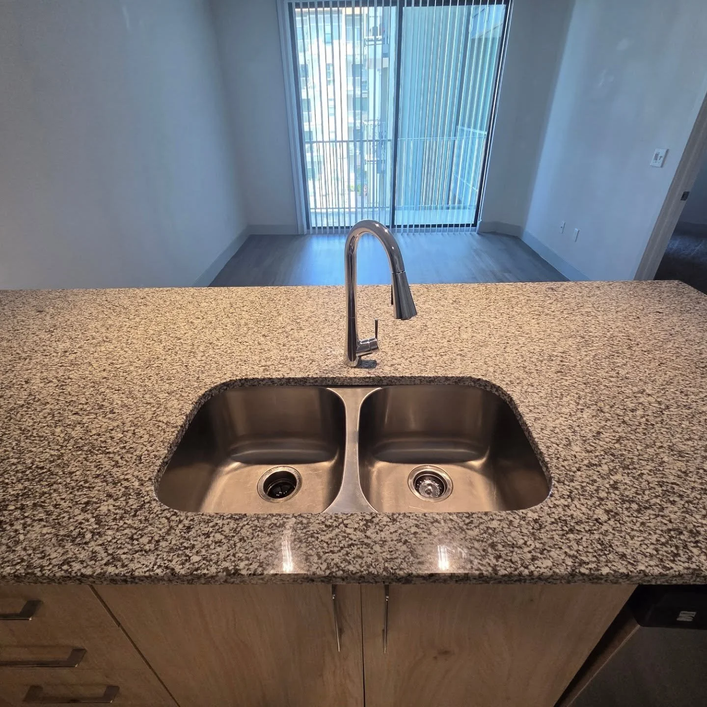 Moving out? Don&rsquo;t leave your deposit behind!
A professional move-out clean can make all the difference when it comes time for your final walkthrough. I focus on the details landlords and property managers look for so you can walk away with the 