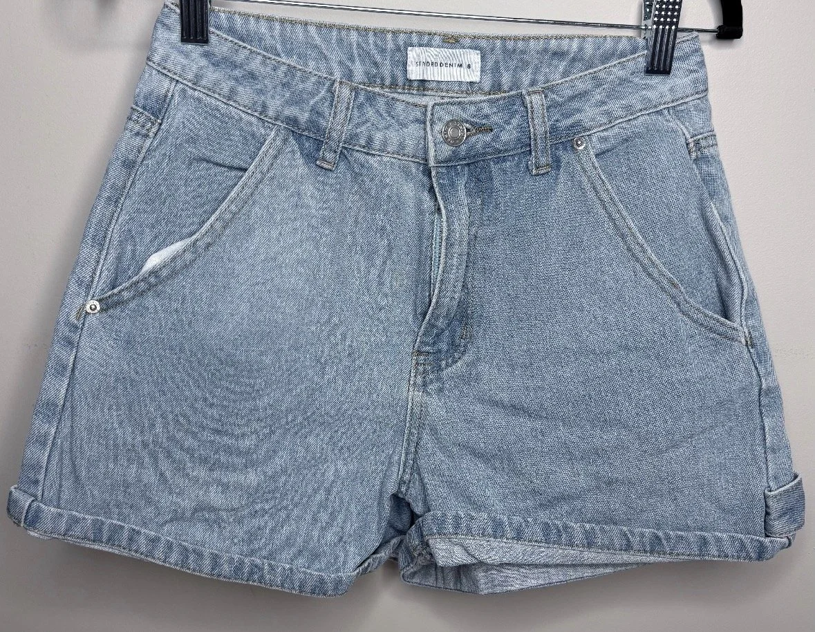 Midrise Boyfriend Denim Shorts - Modern Casual Style (Size 6)
