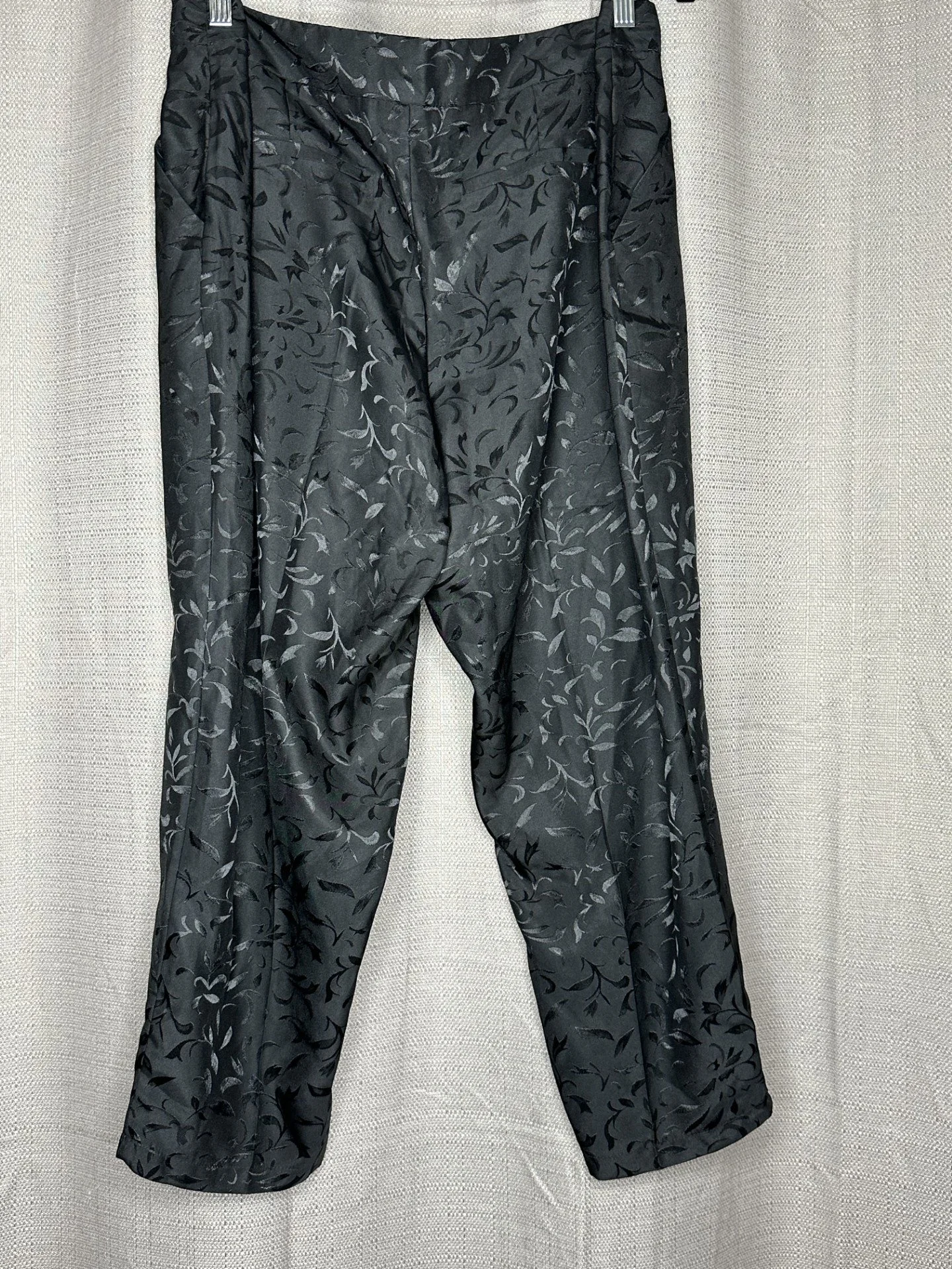 *NEW 'Crossroads' Floral Embossed Black Cropped Pants (Size 18)