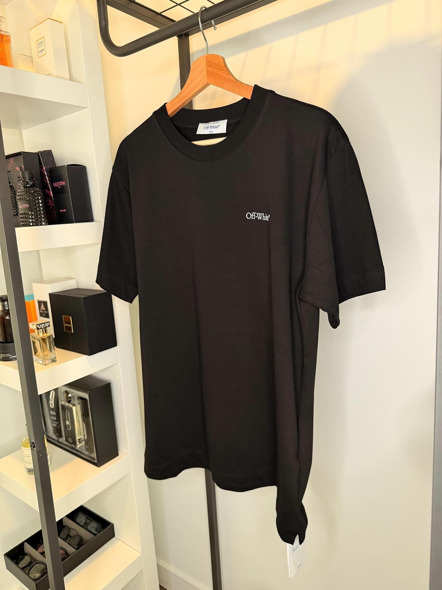 Diciembre se estrena con estilo.🔥
Camisa Off-White de la nueva colecci&oacute;n.
Escr&iacute;benos y te mostramos todas las referencias disponibles. ✨