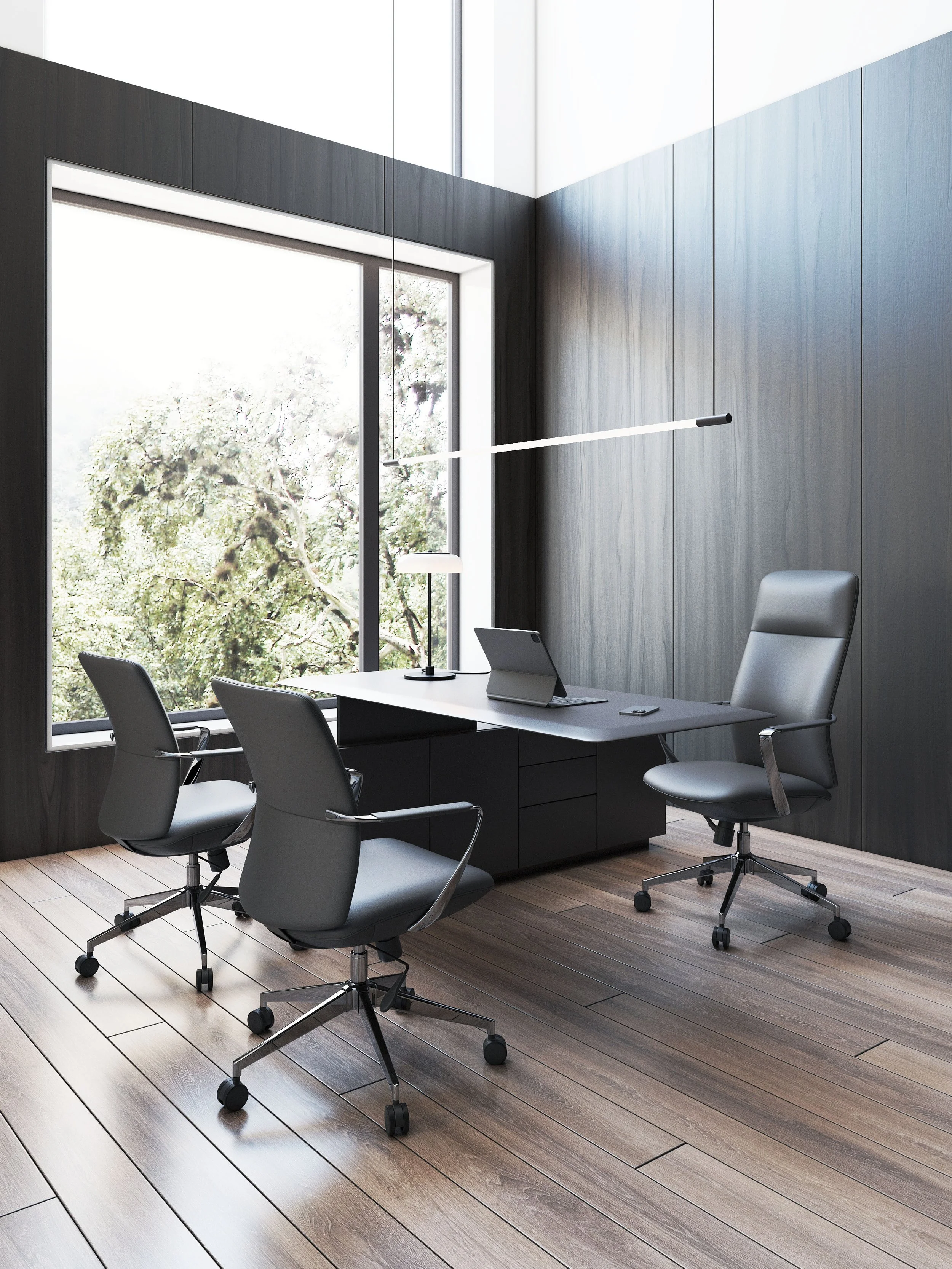 Oficina moderna con mesa negra, cuatro sillas grises con ruedas, una lámpara de escritorio negra y una tablet en la mesa. Ventana grande con vista a árboles, paredes de madera oscura y piso de madera clara.