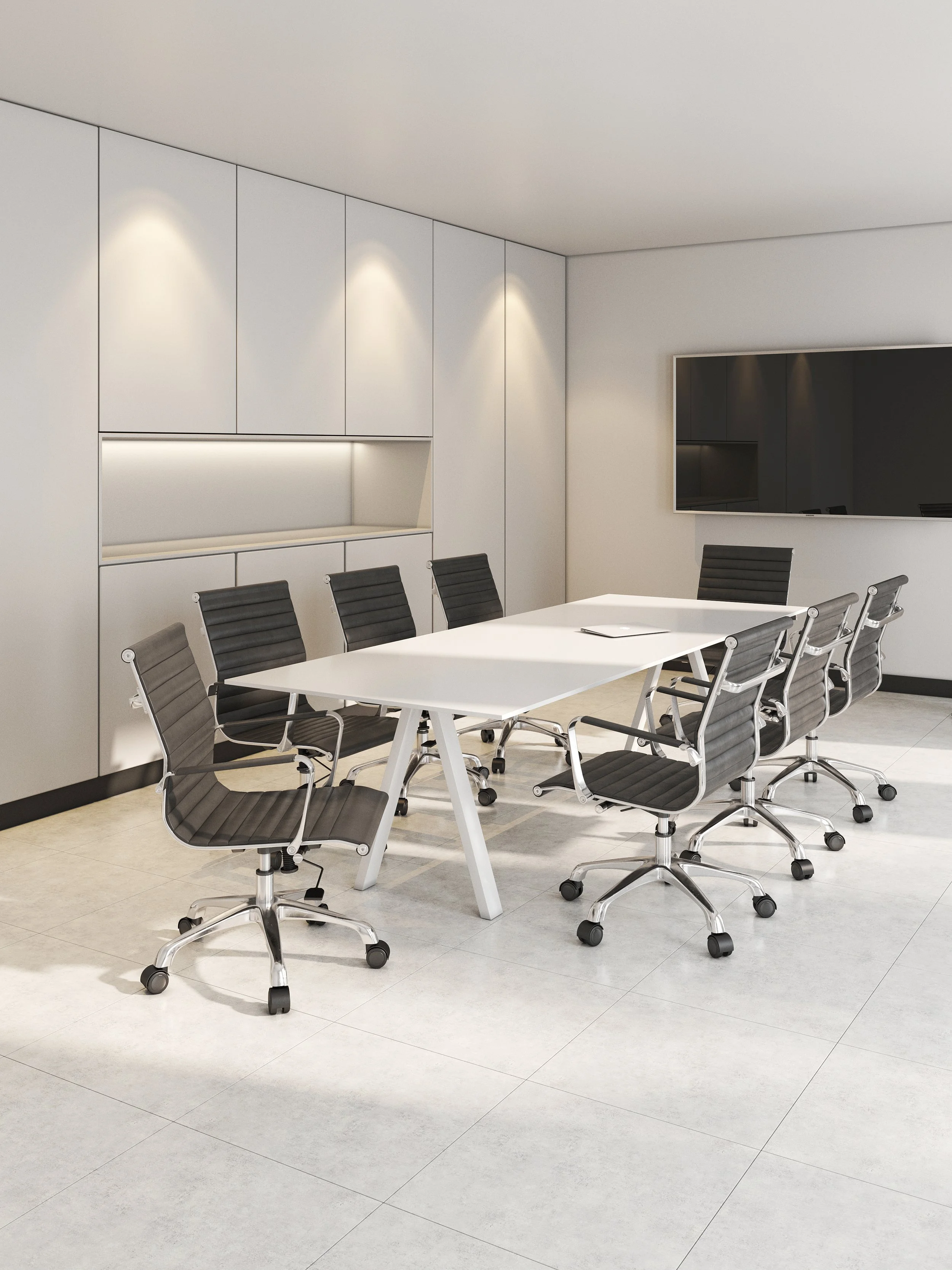 Sala de juntas moderna con mesa blanca y sillas negras con base de metal y ruedas, paredes blancas, armario empotrado y pantalla plana.
