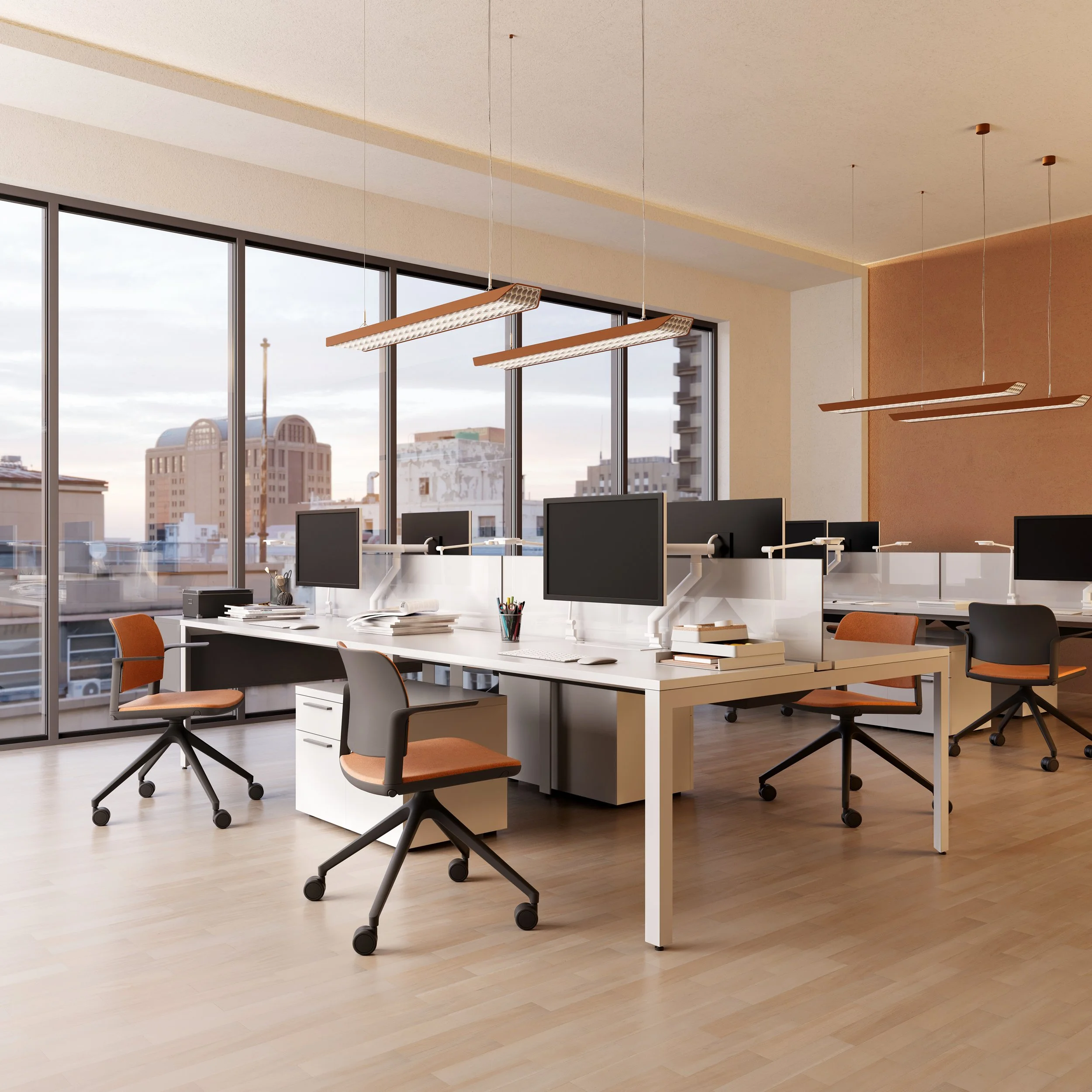 Oficina moderna con escritorios blancos, sillas negras y grises, monitores de computadora y vista a edificios a través de ventanas grandes.