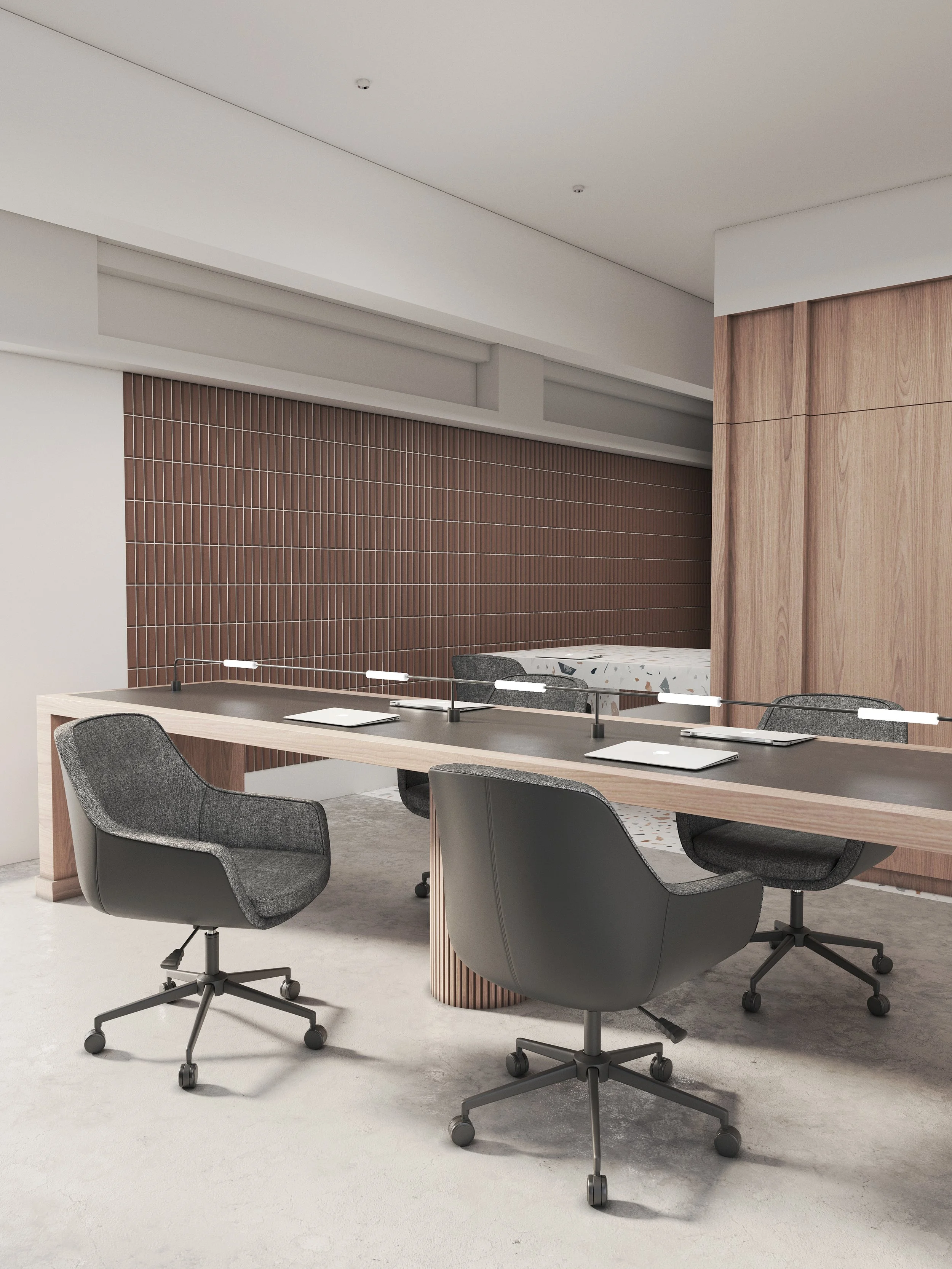 Sala de reuniones con mesa de madera y sillas de oficina grises, pantalla de privacidad y decoraciones modernas.