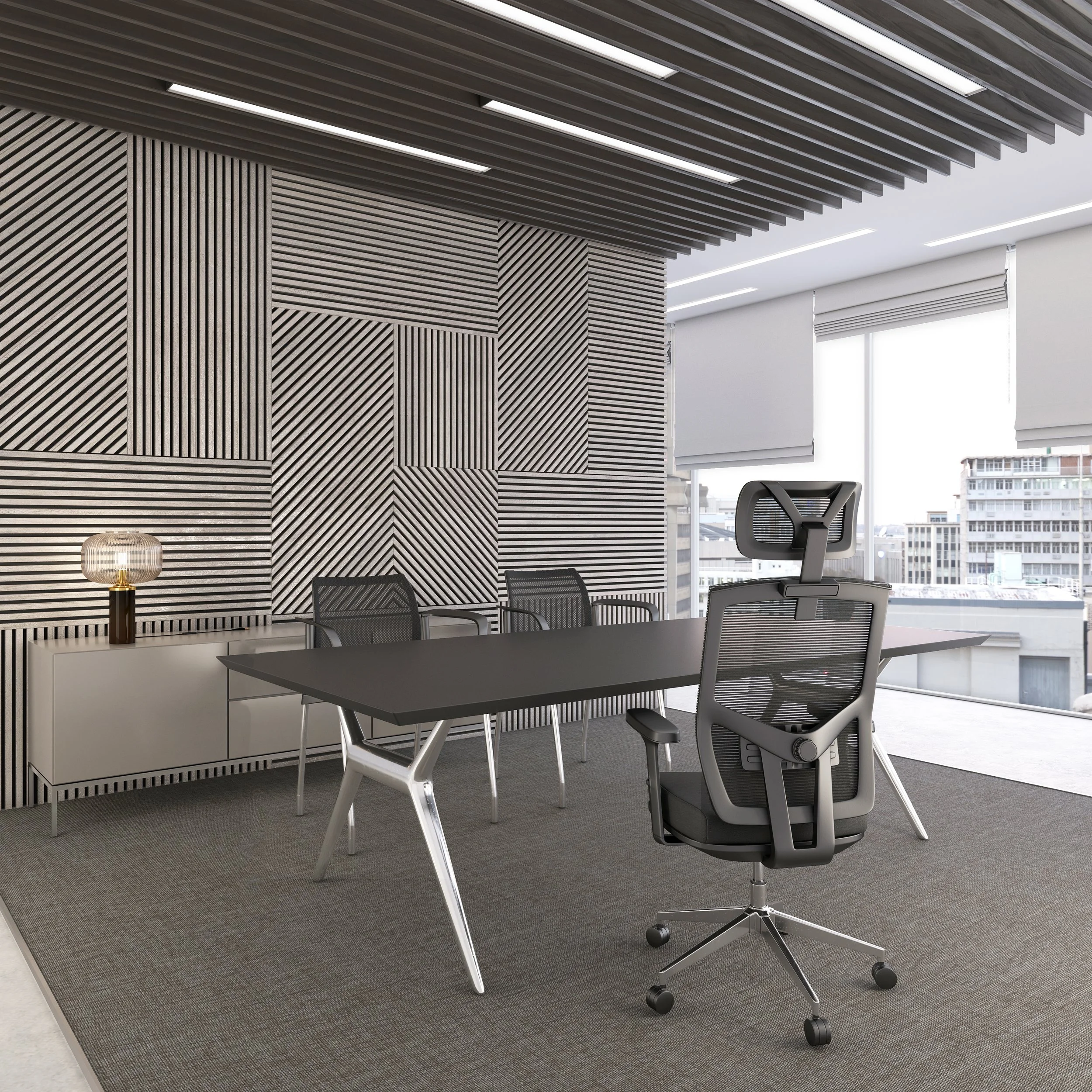 Oficina moderna con pared decorativa de líneas negras y blancas, mesa de reuniones negra, sillas de oficina con malla, lámpara decorativa y ventanas grandes con vista a edificios urbanos.