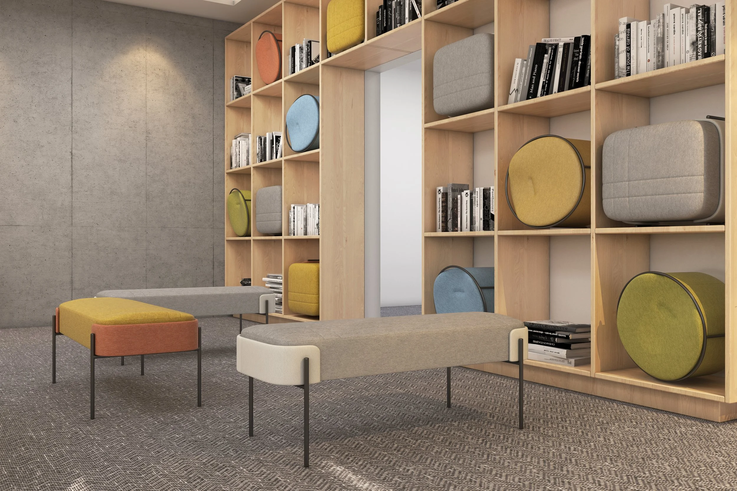 Sala moderna con estantería de madera con libros y accesorios de colores, y bancos de diseño minimalista en tonos neutros y vivos.