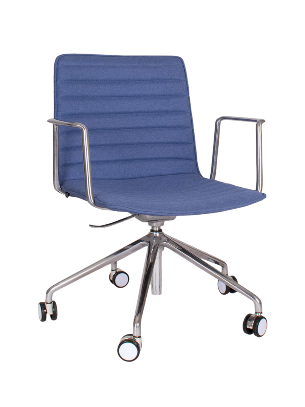 Silla de oficina con asiento y respaldo azules, estructura de aluminio pulido, base con ruedas.